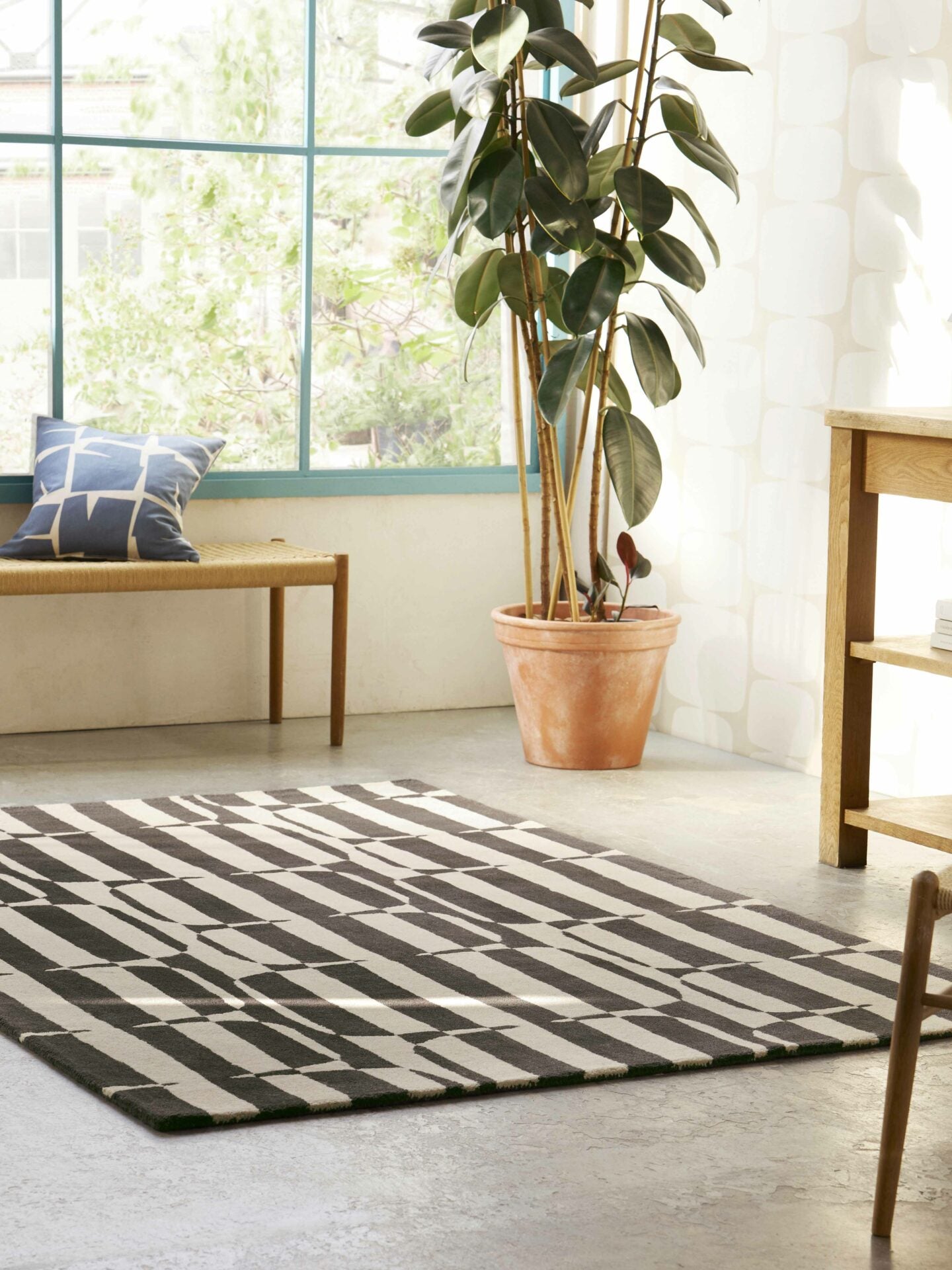 LOHKO STRIPE black with beige rug