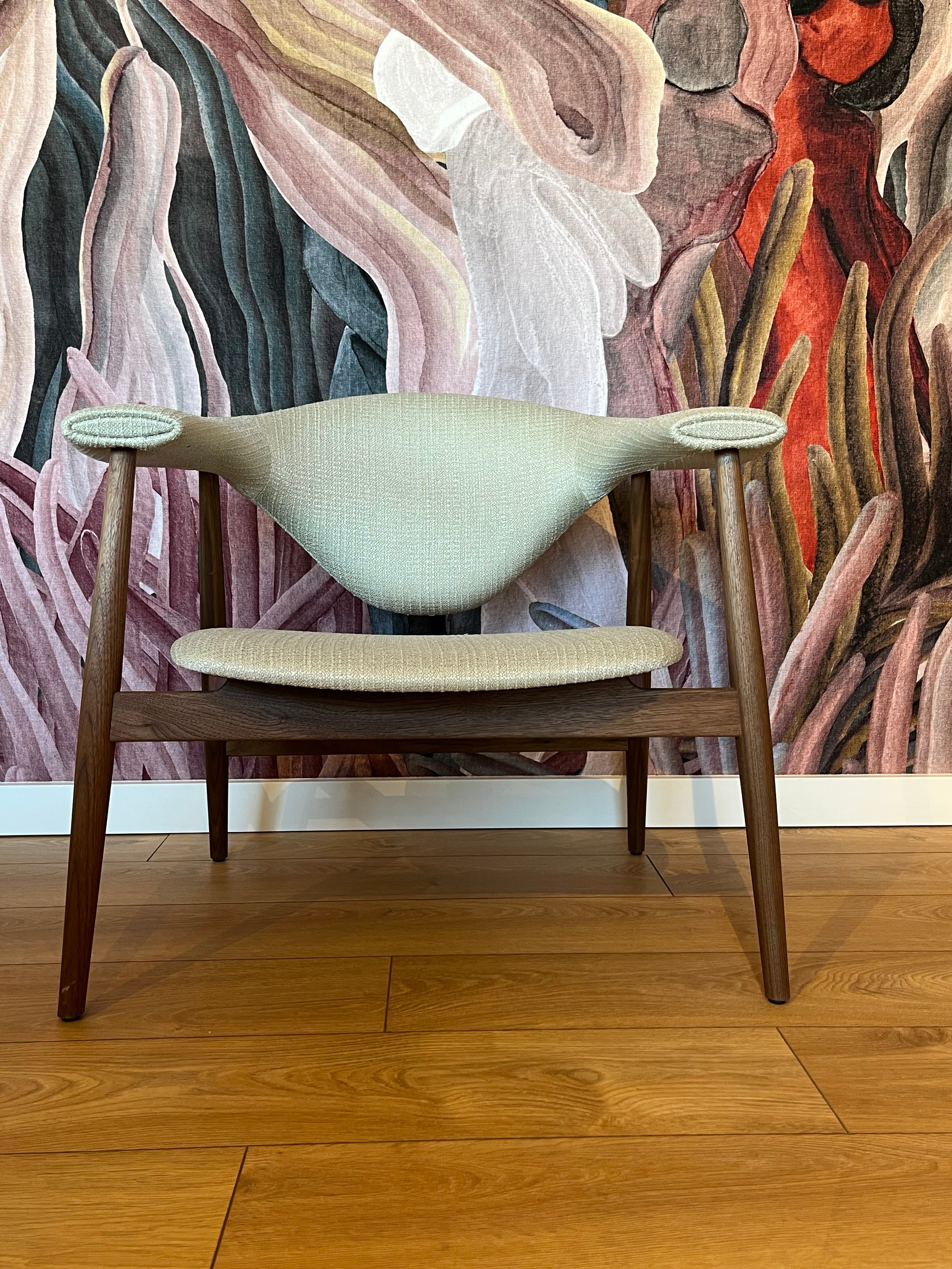 Fotel MASCULO beżowy z orzechową podstawą