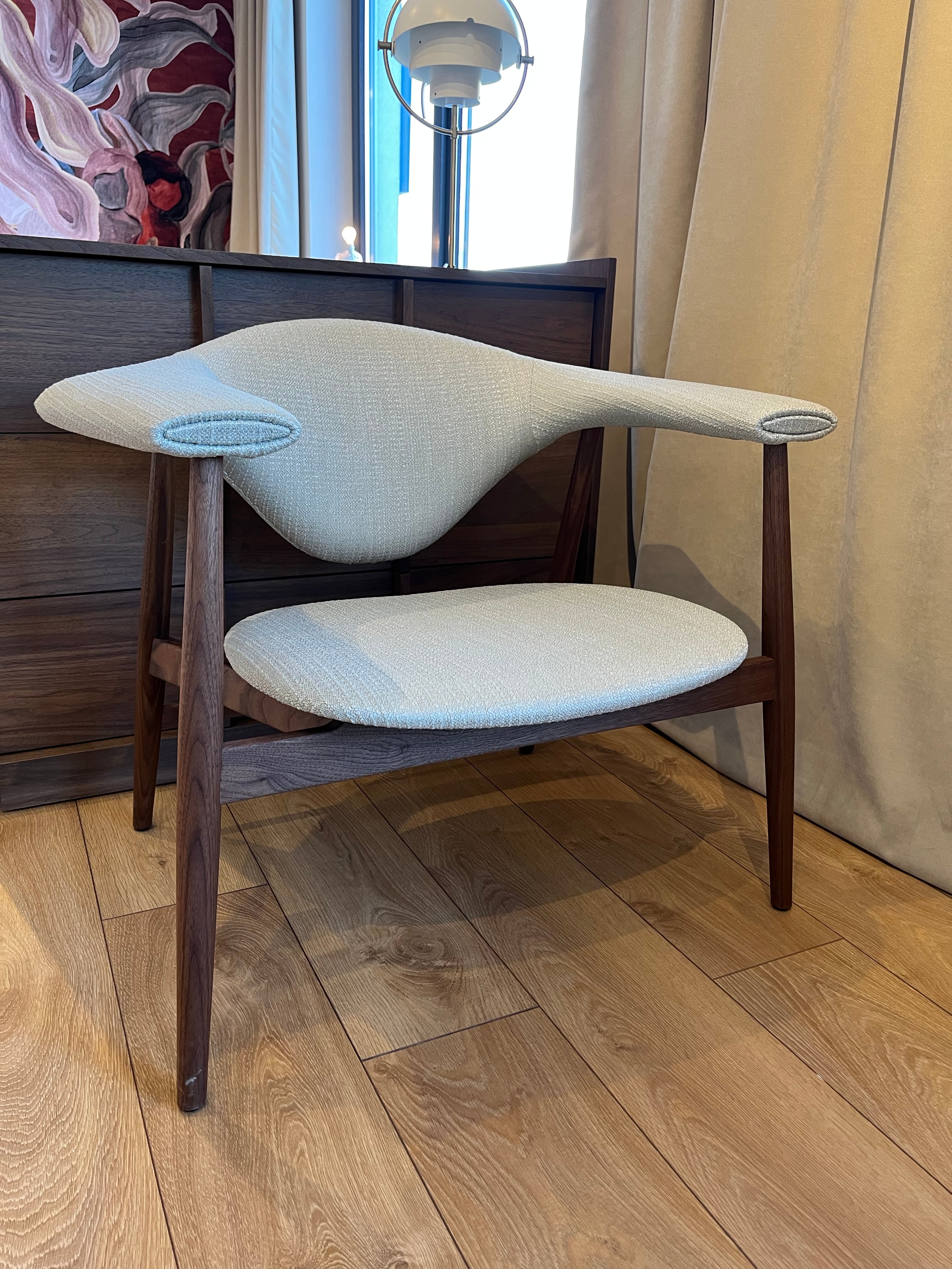 Fotel MASCULO beżowy z orzechową podstawą