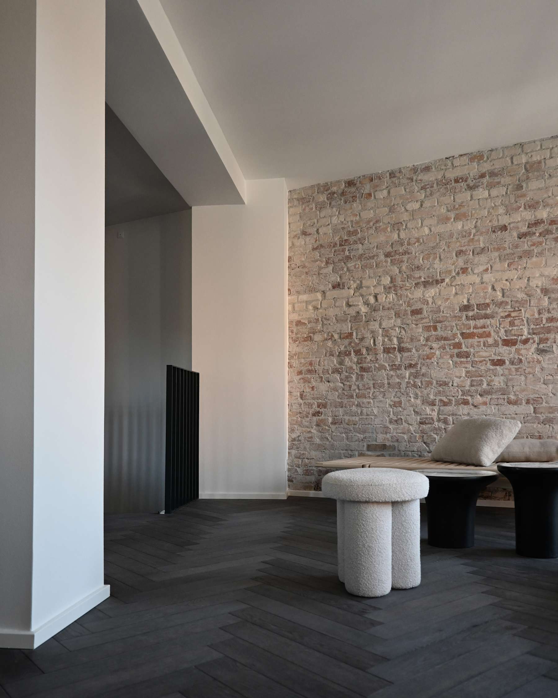 Stolička BIG FOOT bouclé biela