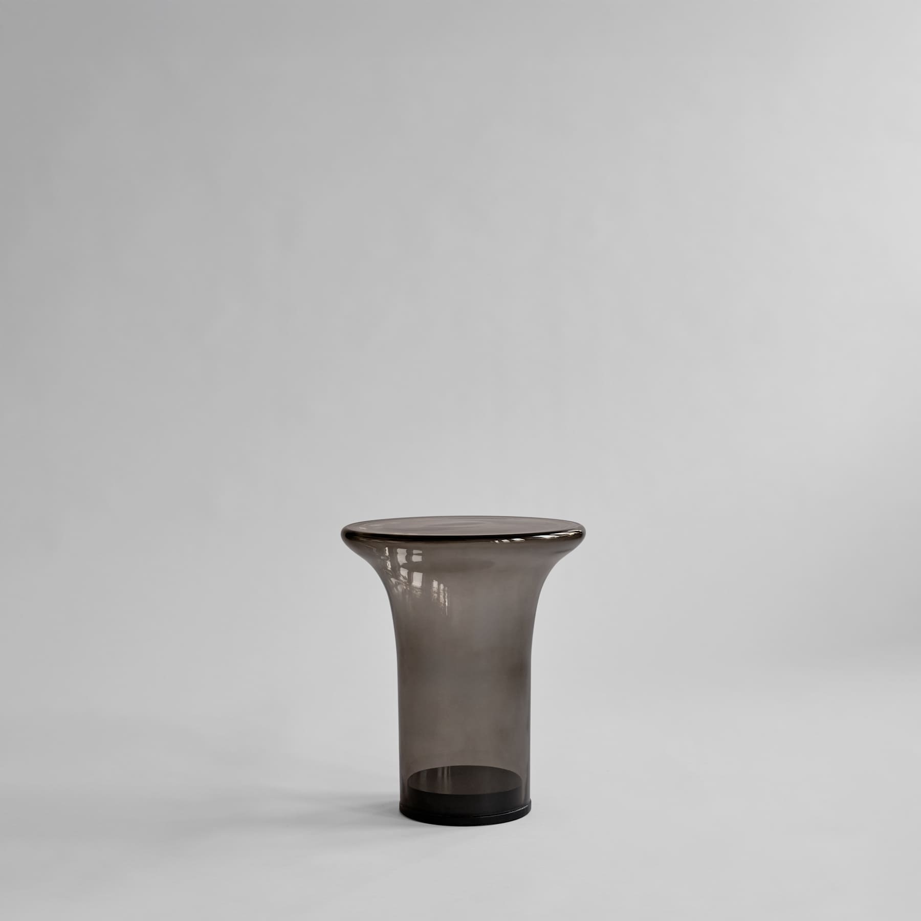 Bočný stolík TRUMPET dymové sklo