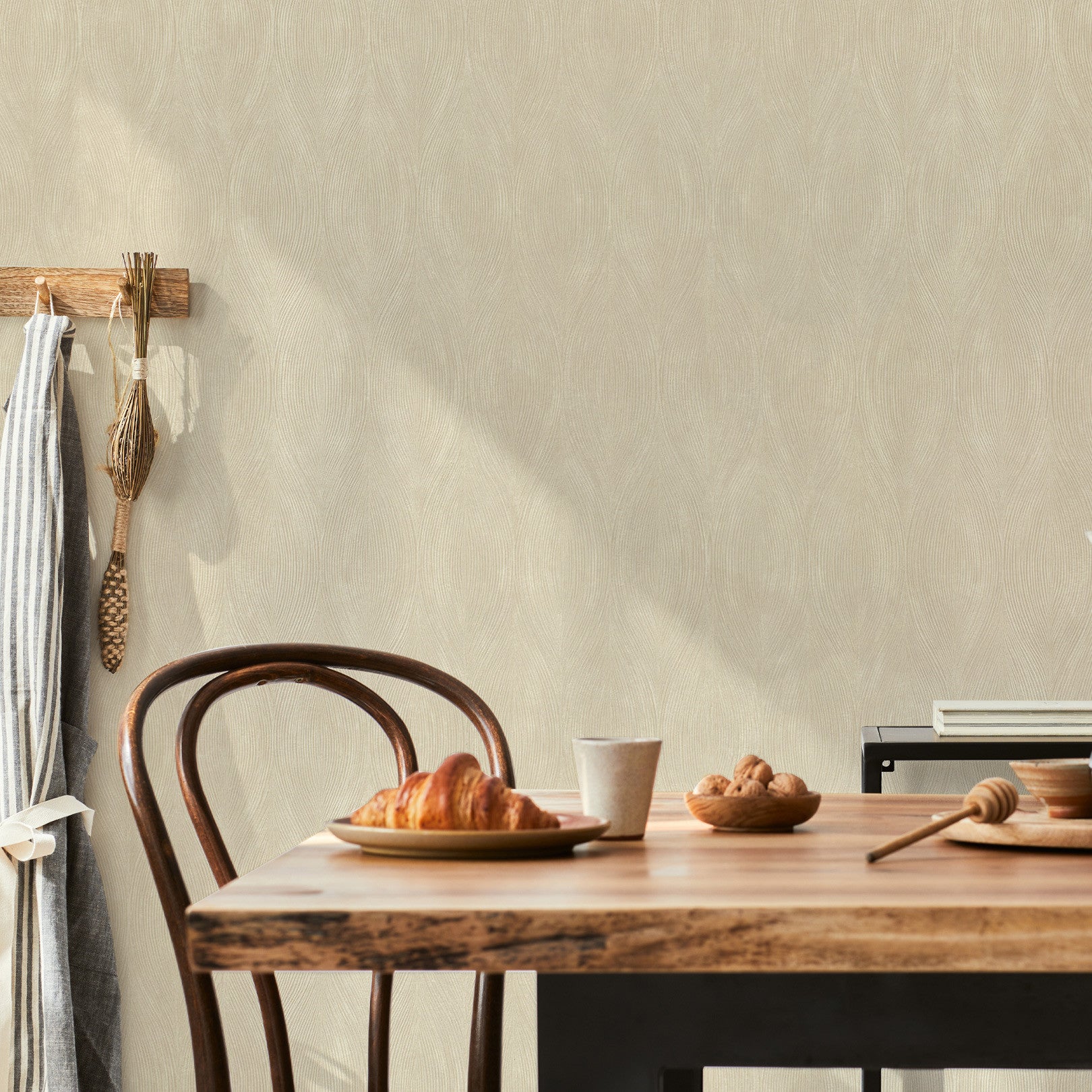 Tapeta štrukturálna metalická s abstraktným vzorom KERAMOS - IVOIRE/NACRE slonová kosť