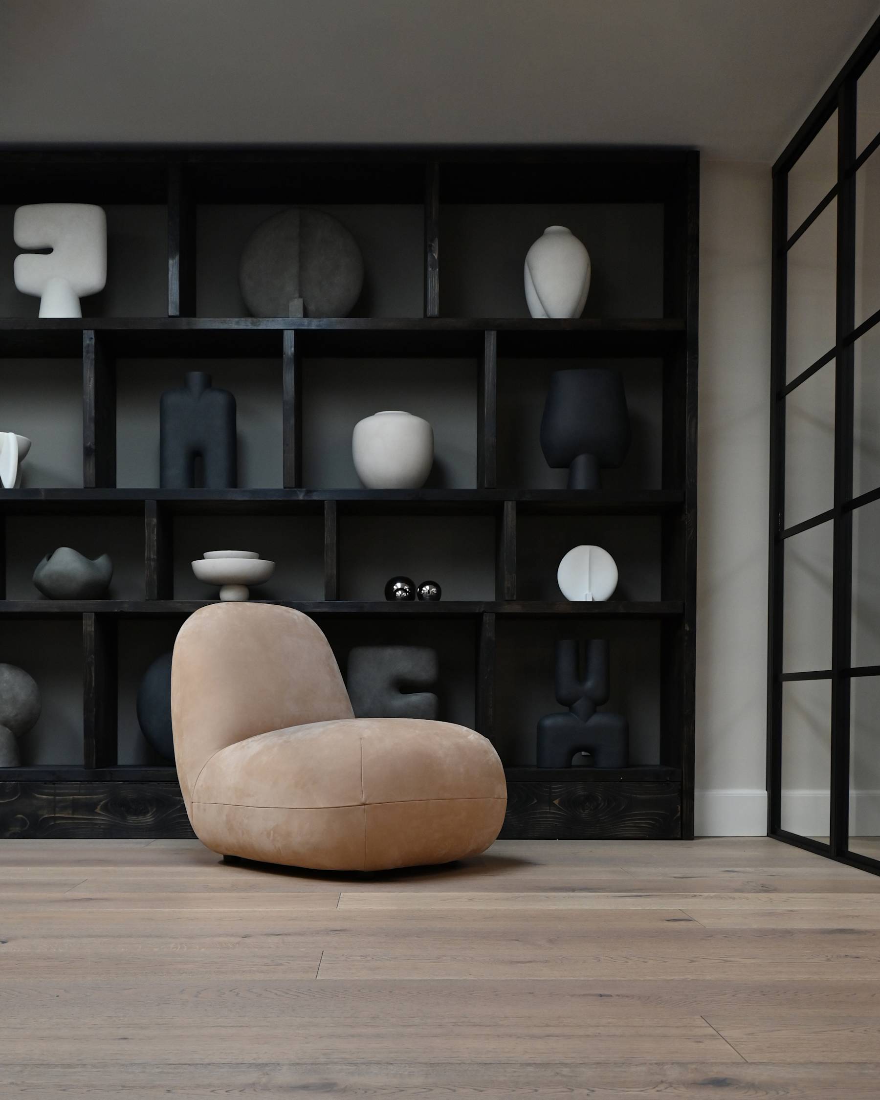 Fotel bez podložiek TOE FLAT béžová nubuková koža