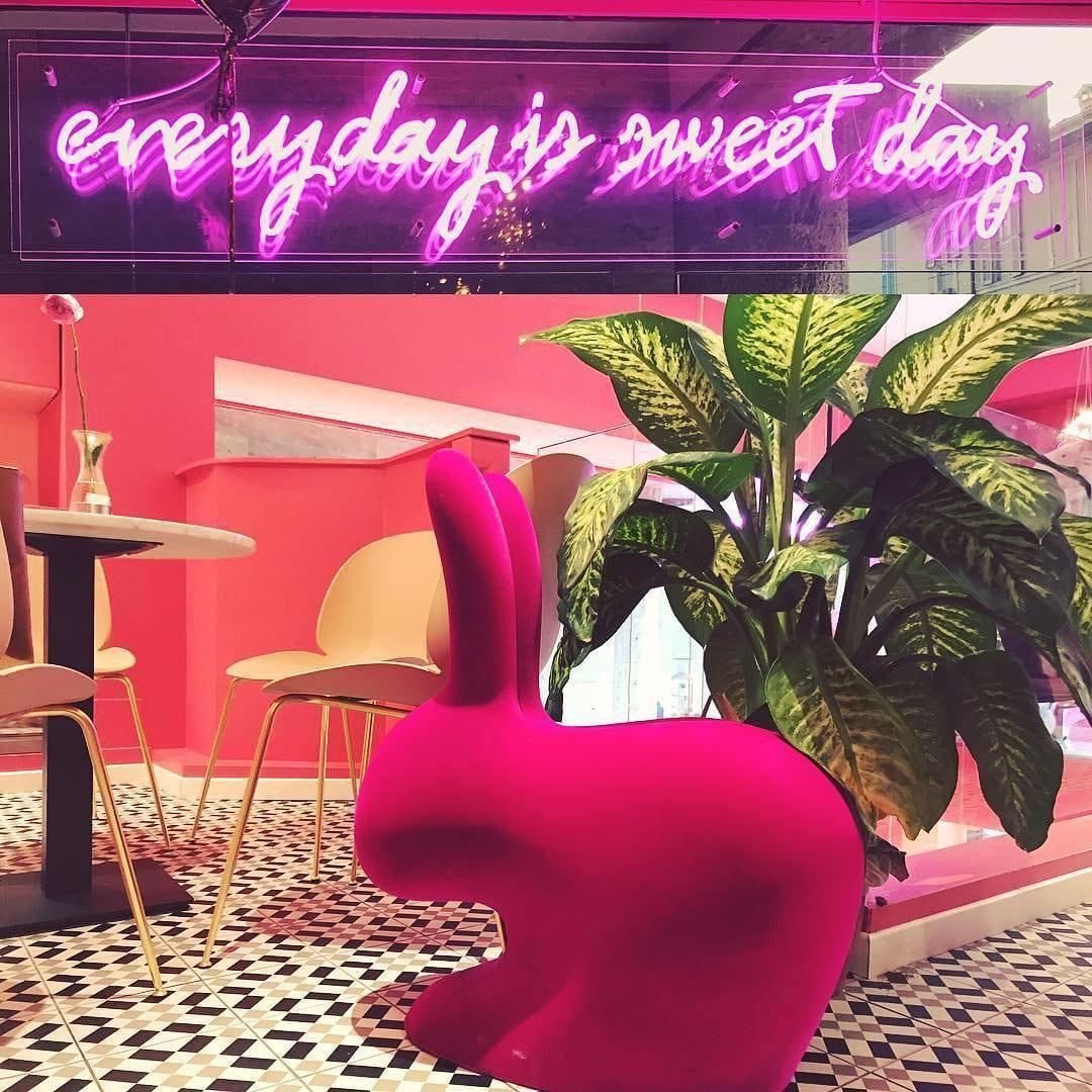 Krzesło RABBIT VELVET czerwony Qeeboo    Eye on Design