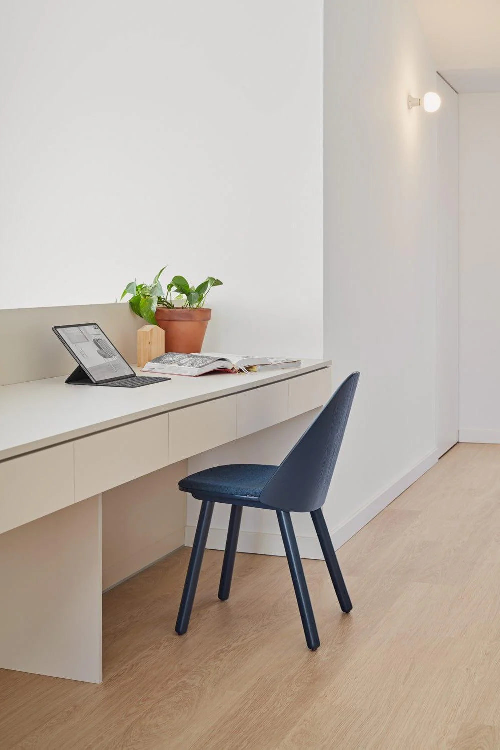 Stolička UMA čierna