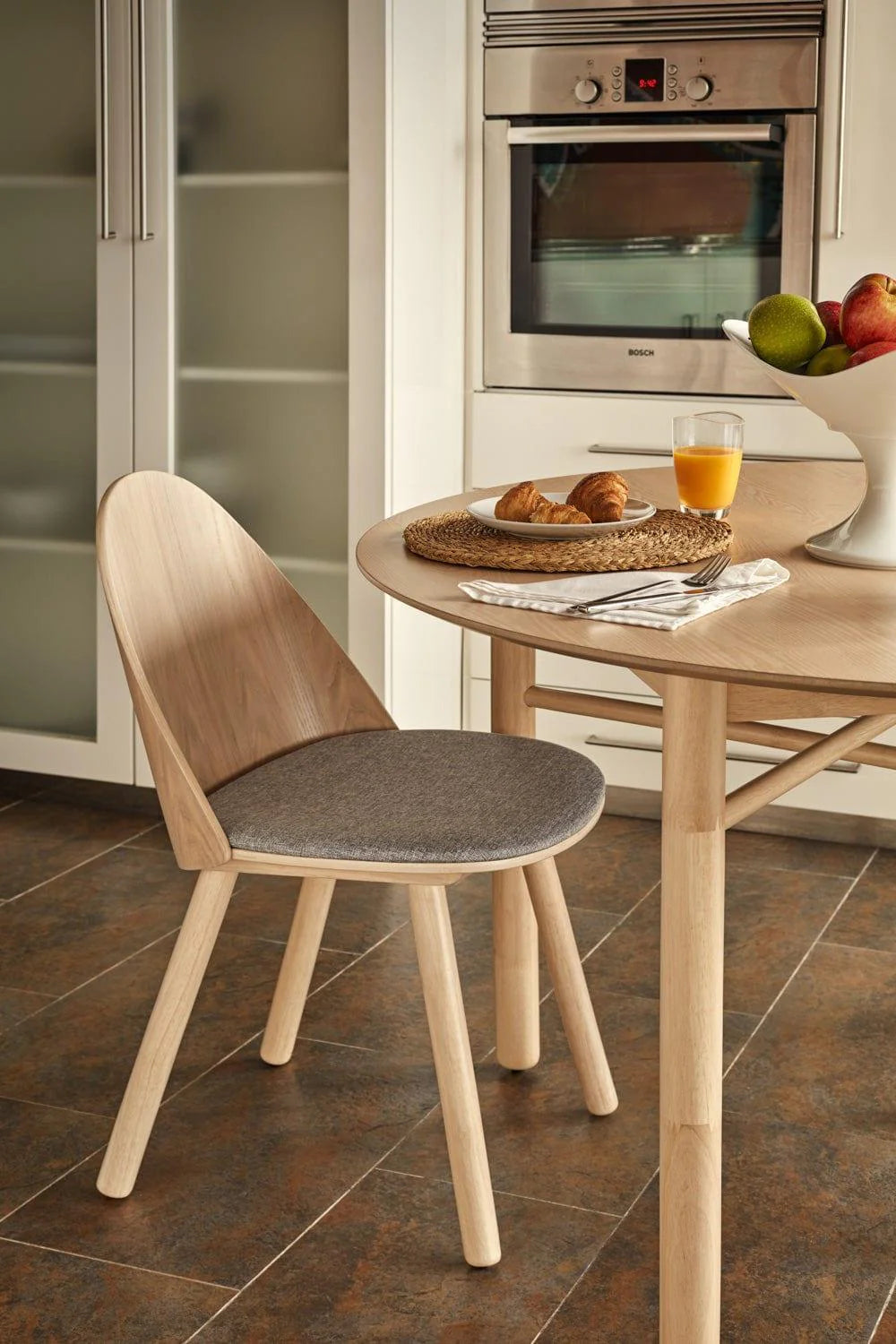 Stolička UMA čierna