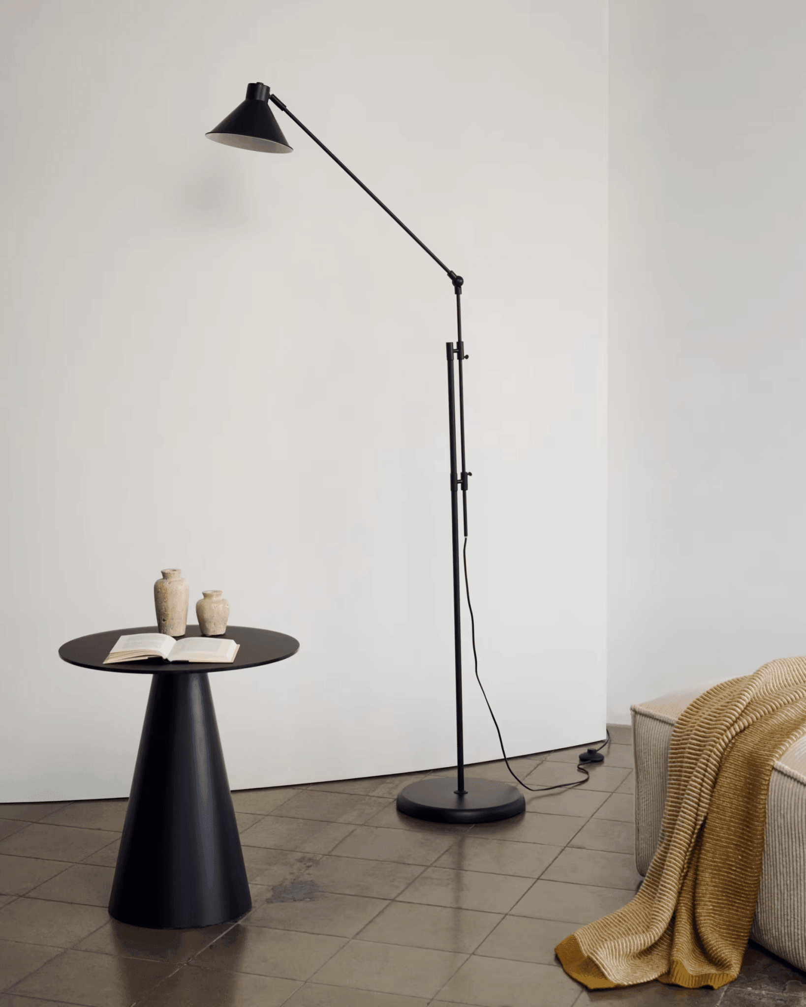 Lampa podłogowa DIONE czarny La Forma    Eye on Design