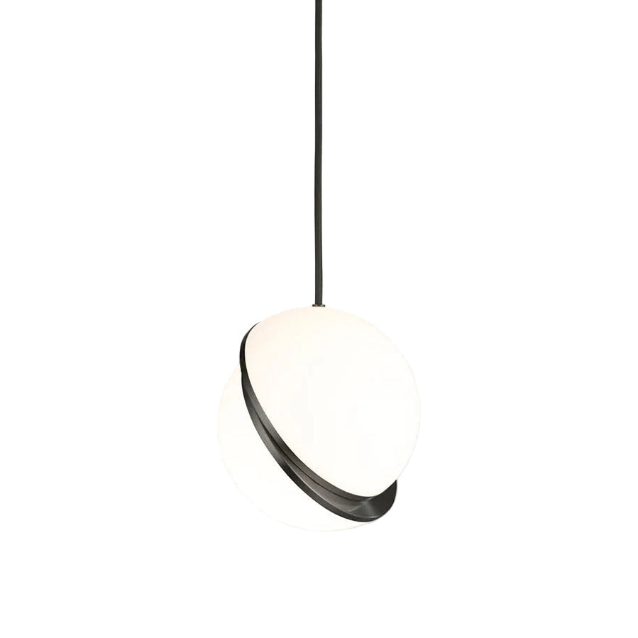 Lampa visiacá CRESCENT s opálovým tienidlom a čierneným mosadzom