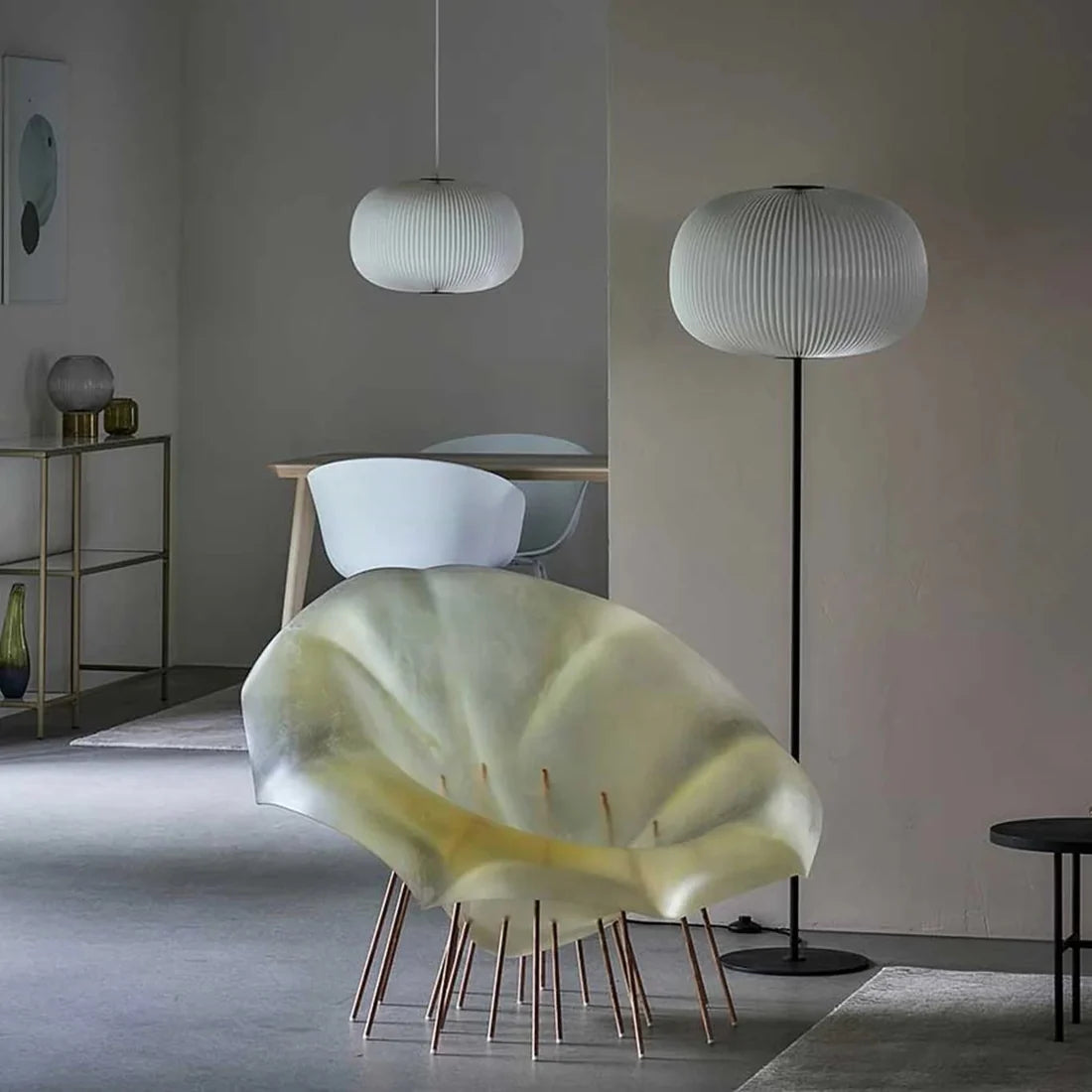 Stojaca lampa MODEL 332 LAMELLA biela s čiernym podstavcom