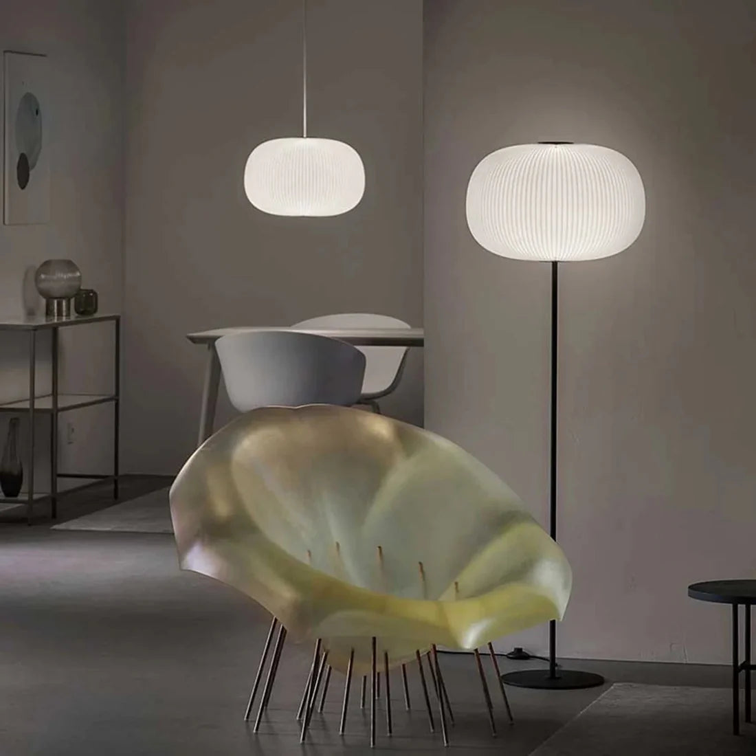 Stojaca lampa MODEL 332 LAMELLA biela s čiernym podstavcom