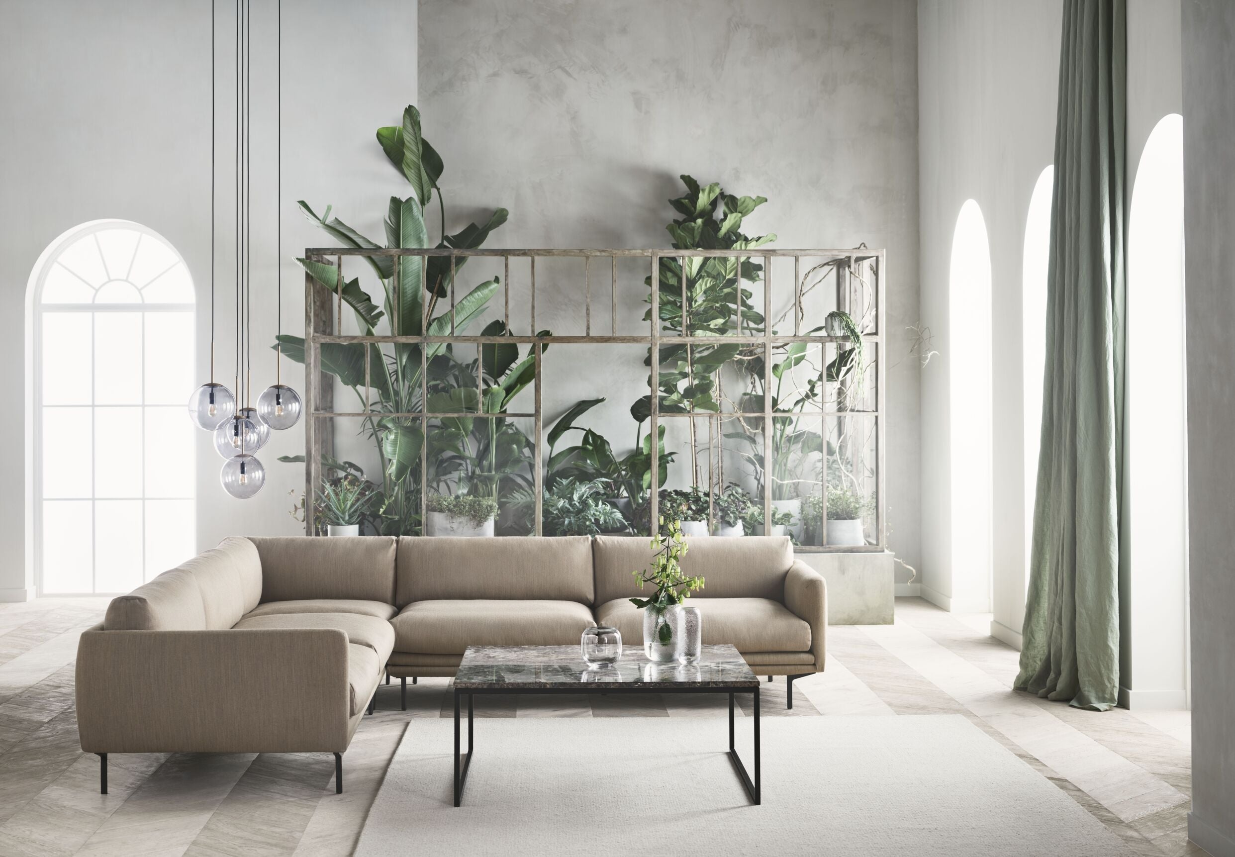 Symetrický rohový gauč LOMI s kovovým podstavcom