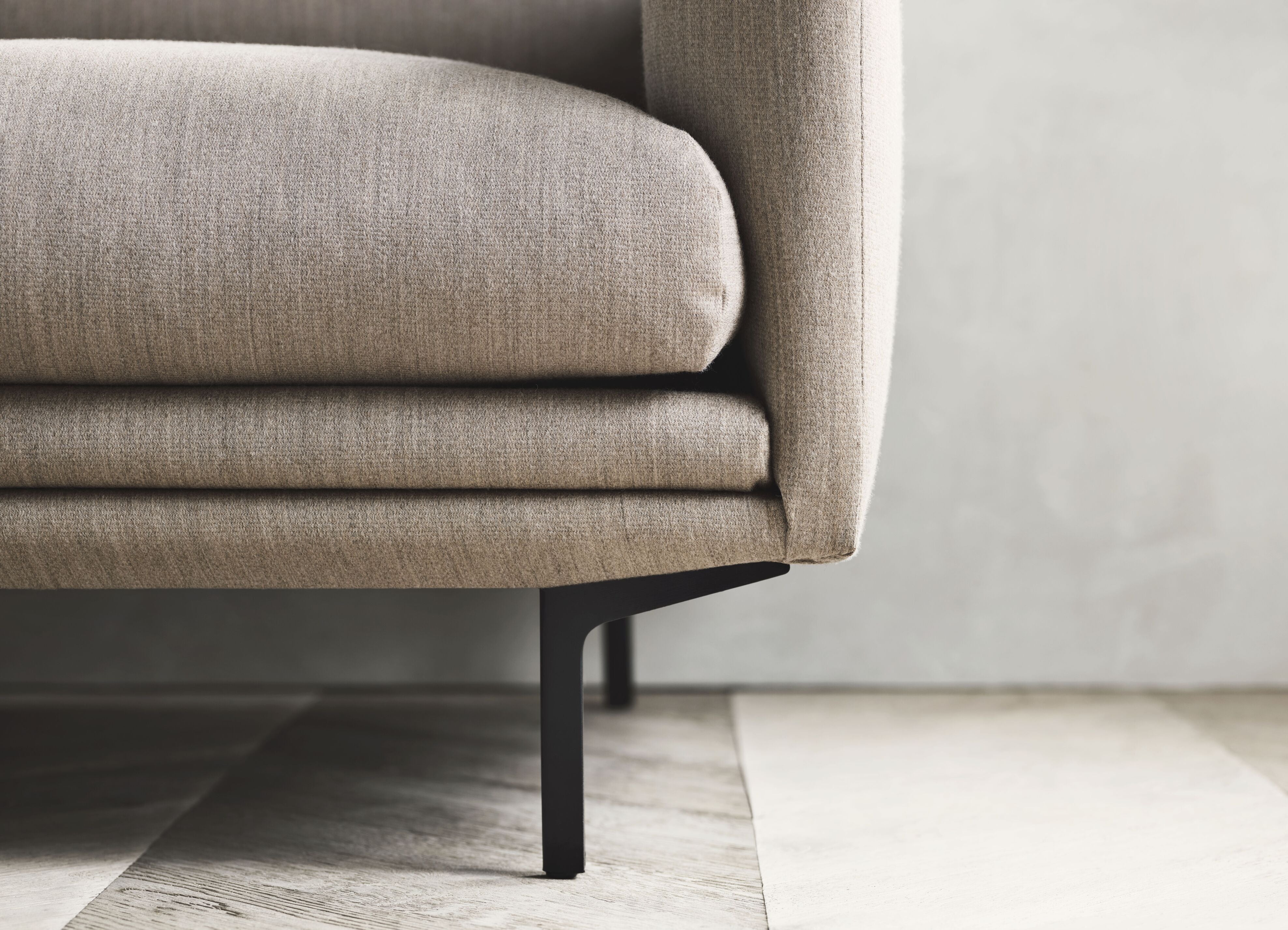 Symetrický rohový gauč LOMI s kovovým podstavcom