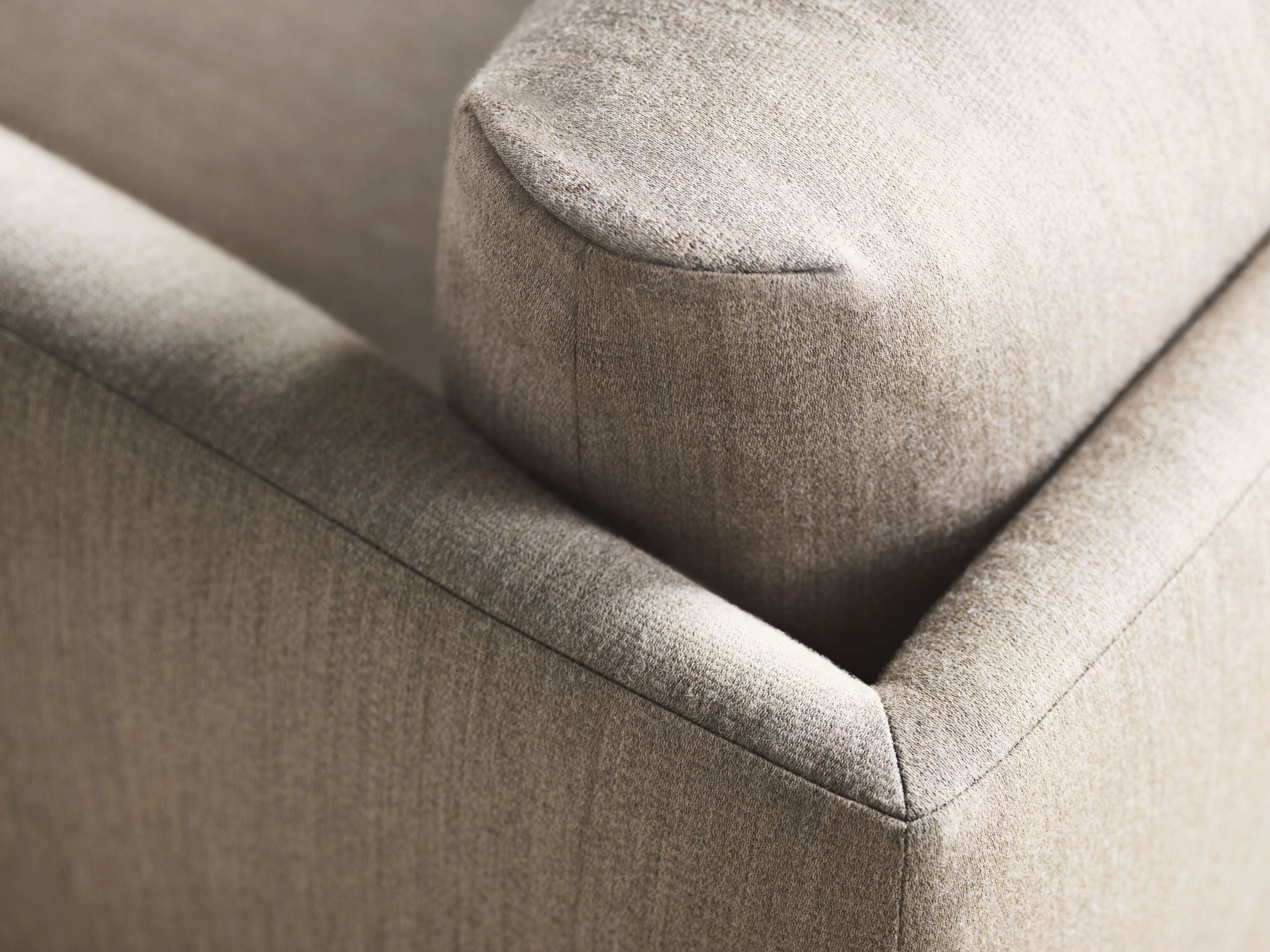 Pravostranný rohový gauč LOMI s kovovým podstavcom