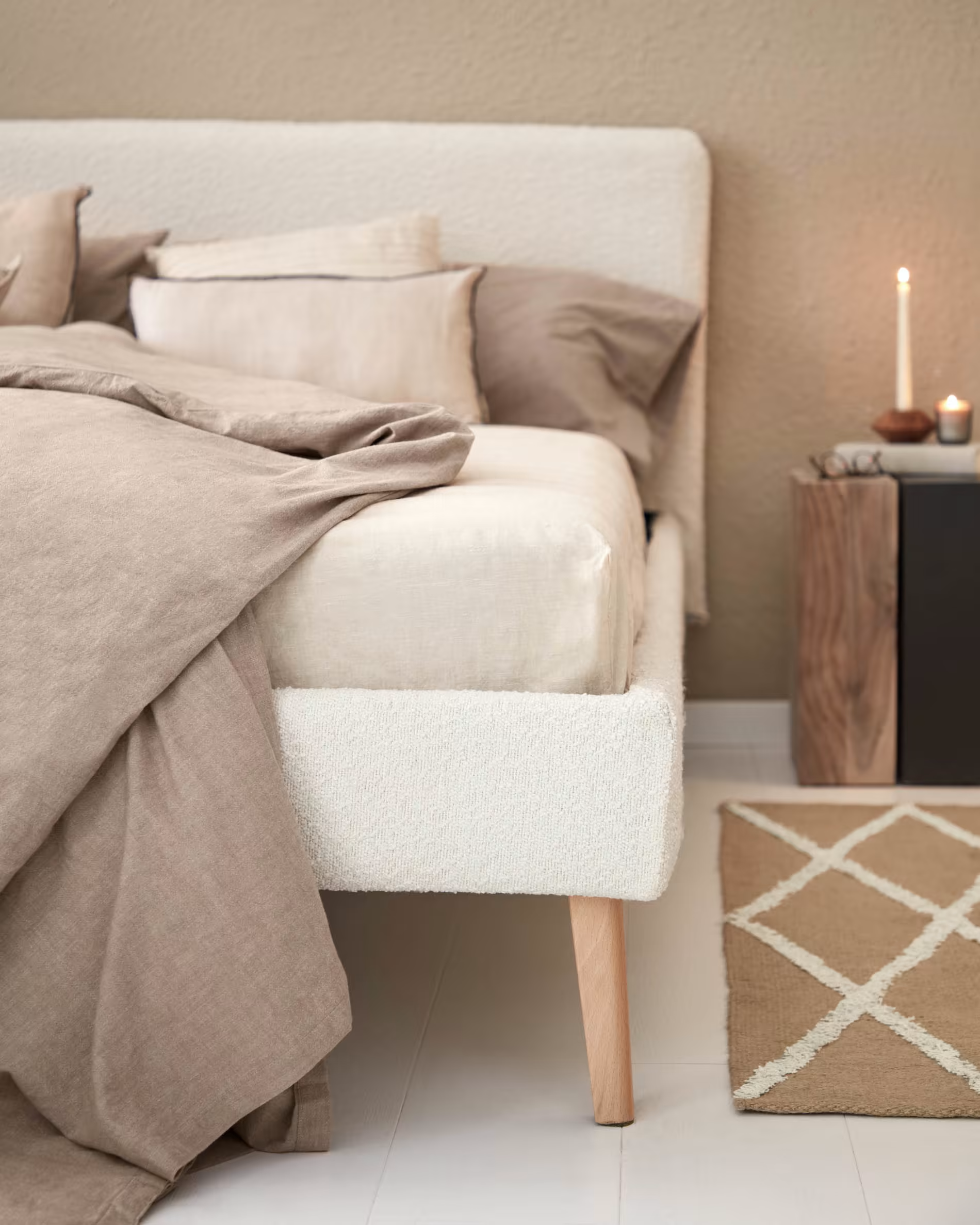 Łóżko DYLA biały boucle La Forma    Eye on Design