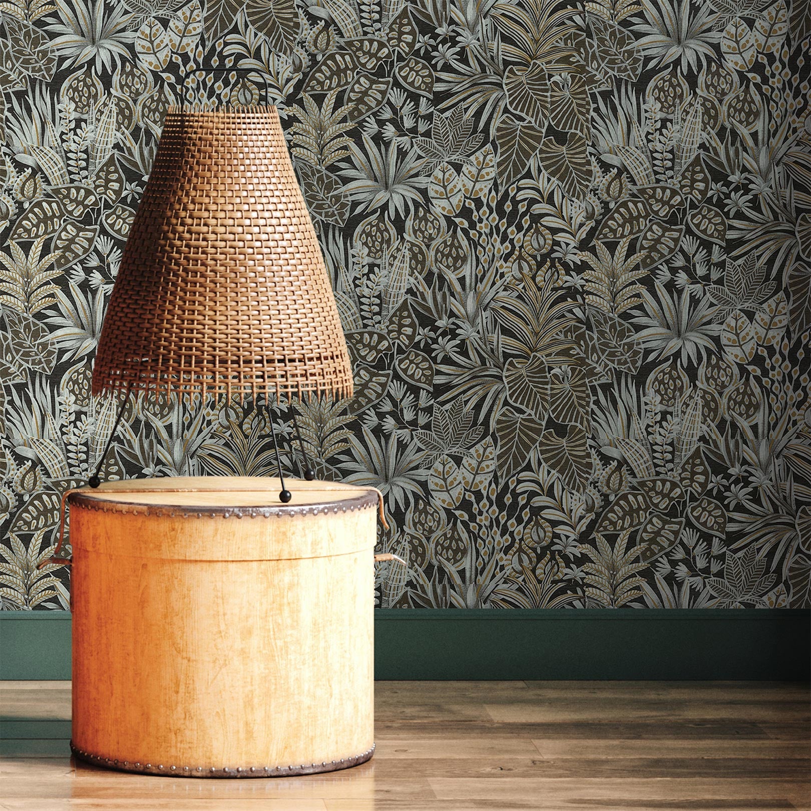 Tapeta so štruktúrou a rastlinným motívom listov MADHUCA - NOIR čierna so zlatou