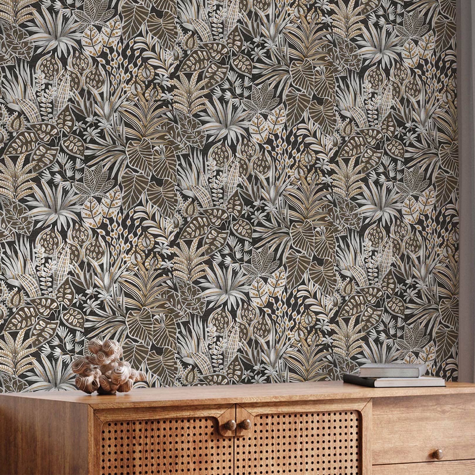 Tapeta so štruktúrou a rastlinným motívom listov MADHUCA - NOIR čierna so zlatou