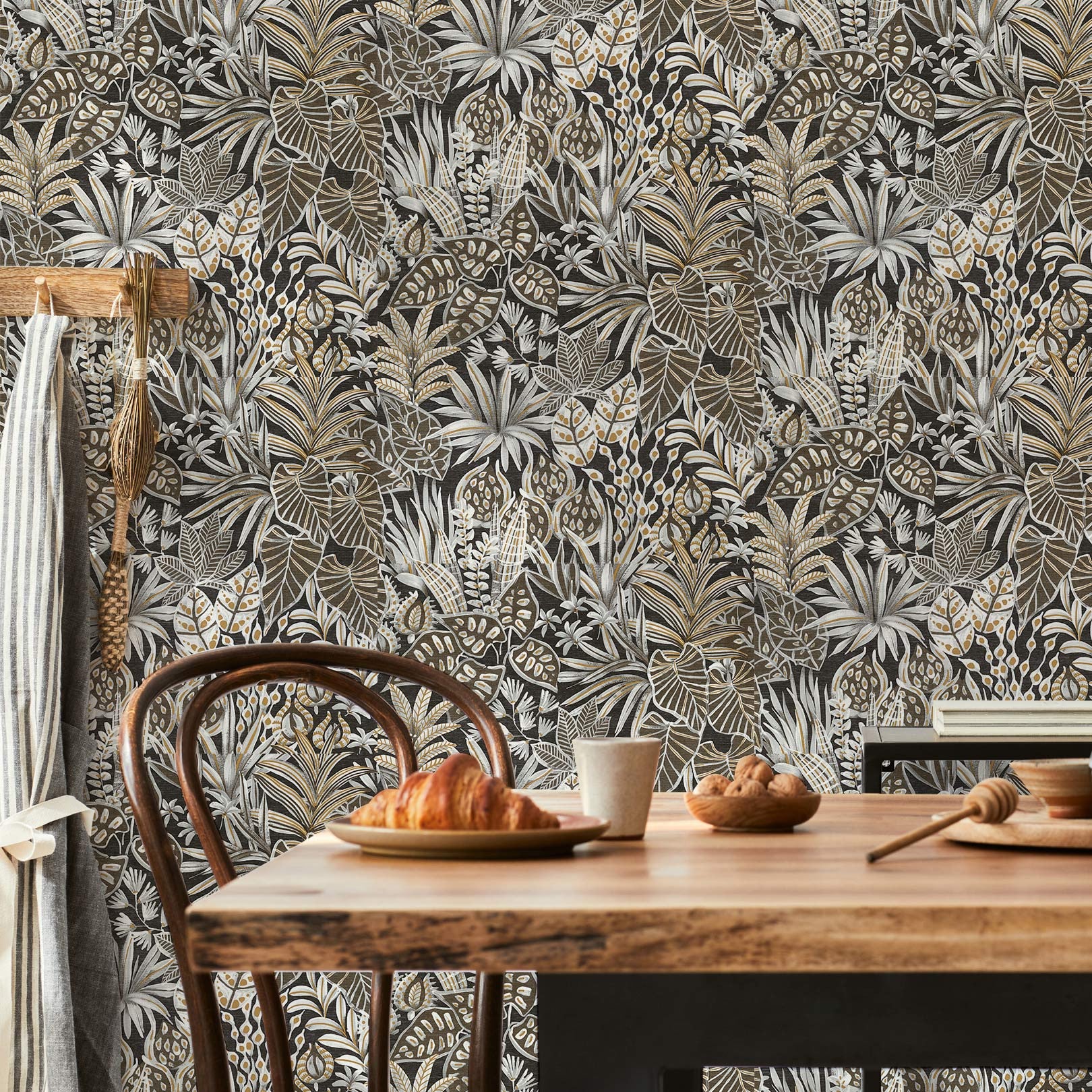 Tapeta so štruktúrou a rastlinným motívom listov MADHUCA - NOIR čierna so zlatou