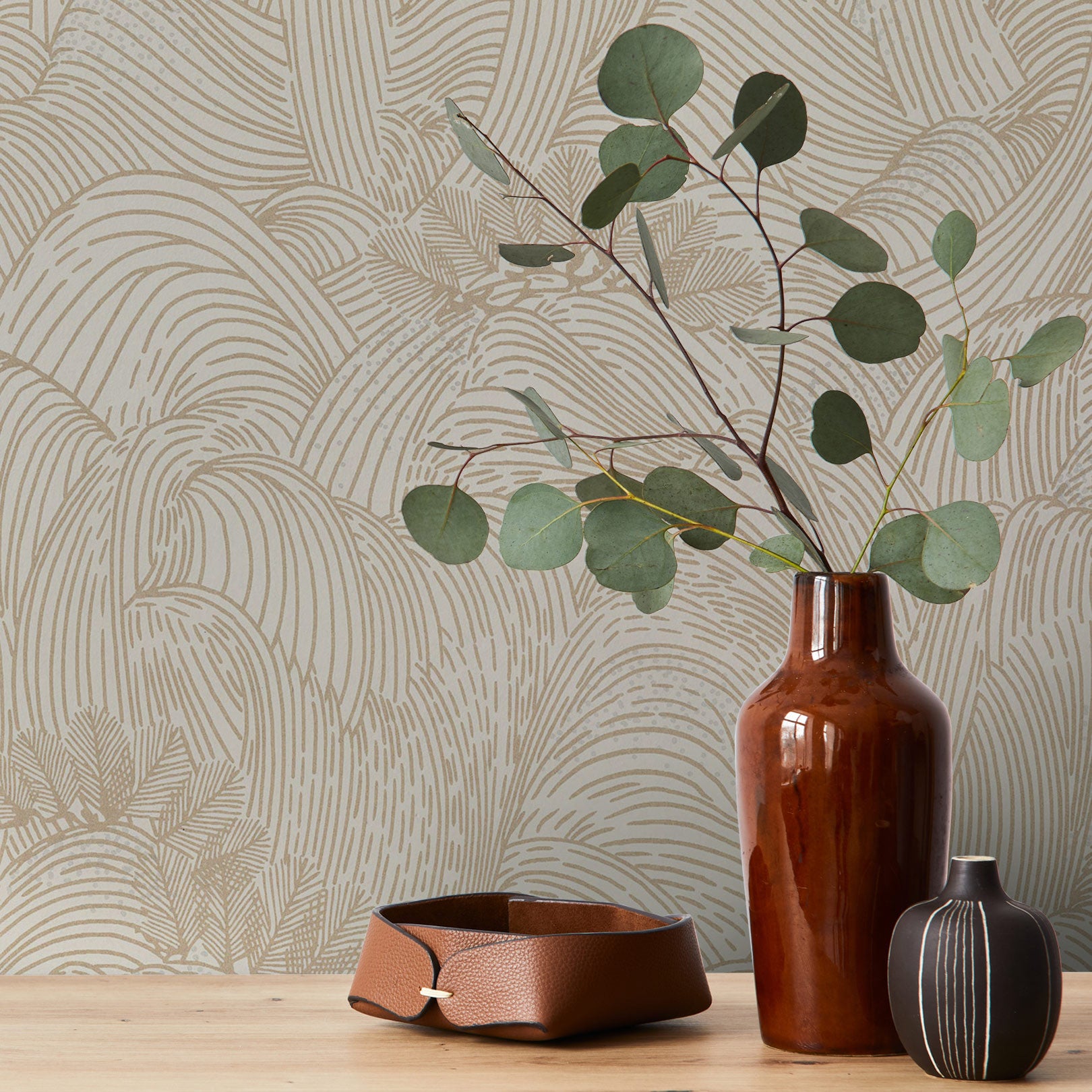 Štrukturálna tapeta s abstraktným vzorom vln MARÉE HAUTE - BIELA/ZLATA biela so zlatou