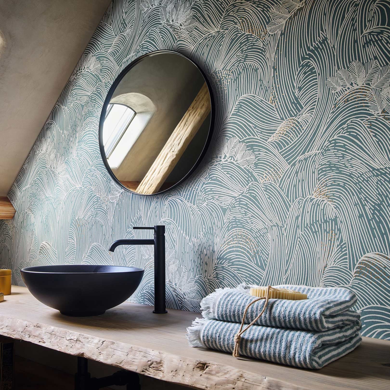 Štrukturálna tapeta s abstraktným vzorom vln MARÉE HAUTE - BLEU PERSAN modrá s bielou