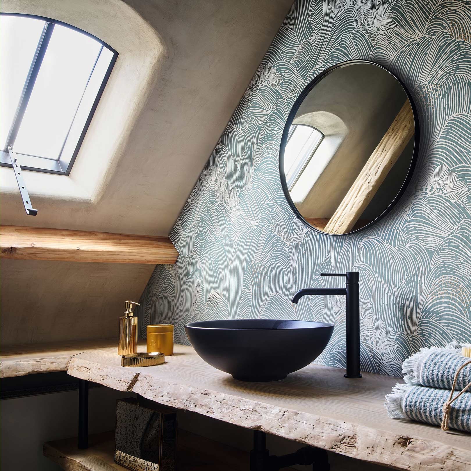 Štrukturálna tapeta s abstraktným vzorom vln MARÉE HAUTE - BLEU PERSAN modrá s bielou