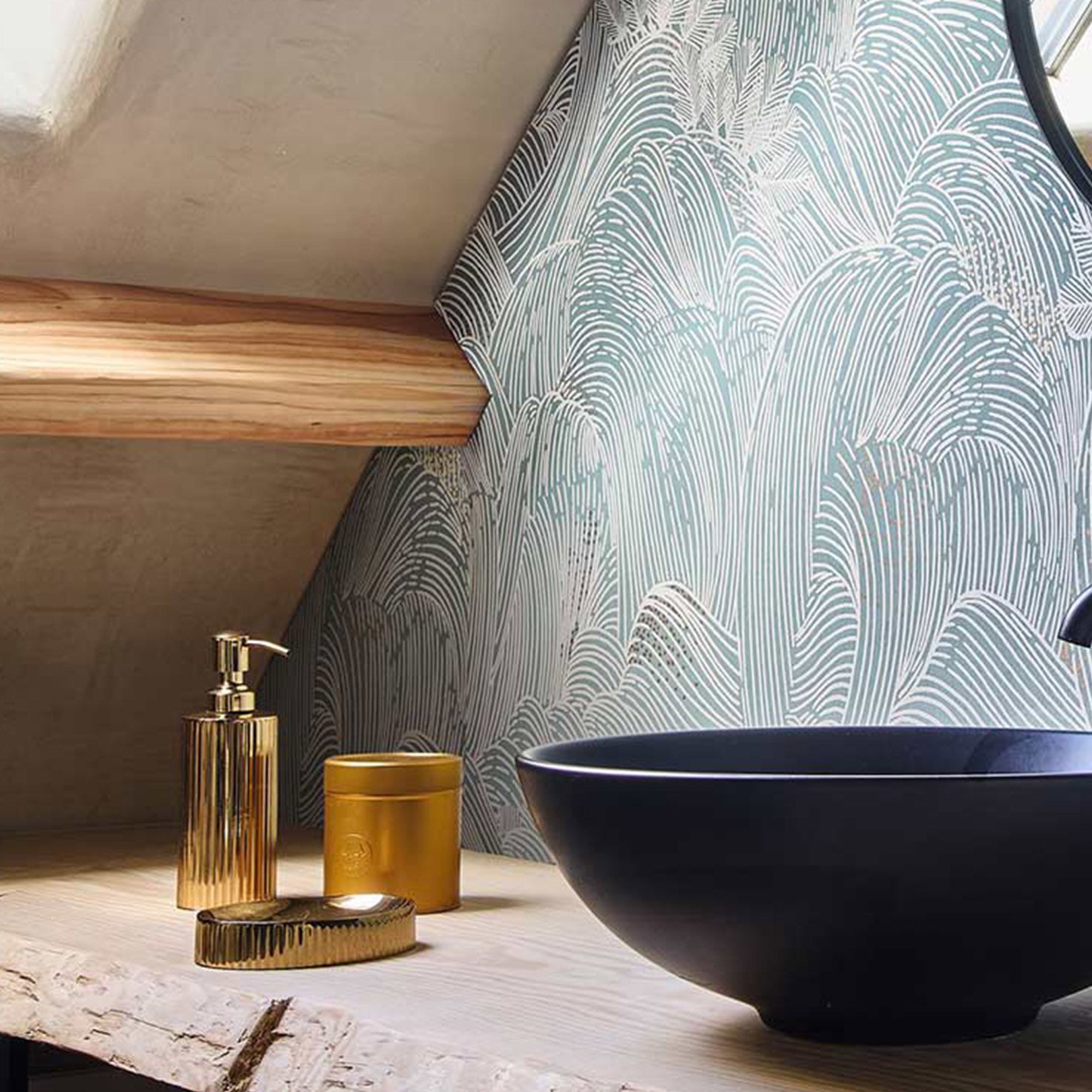 Štrukturálna tapeta s abstraktným vzorom vln MARÉE HAUTE - BLEU PERSAN modrá s bielou