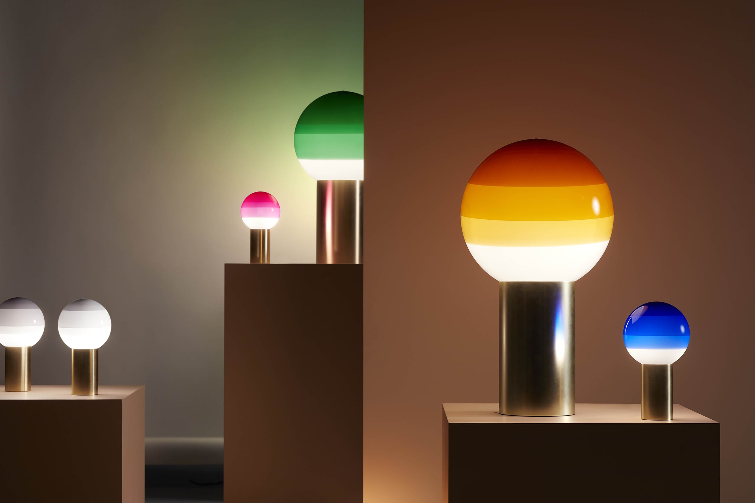 Stolná lampa DIPPING burgundová so zlatým podstavcom