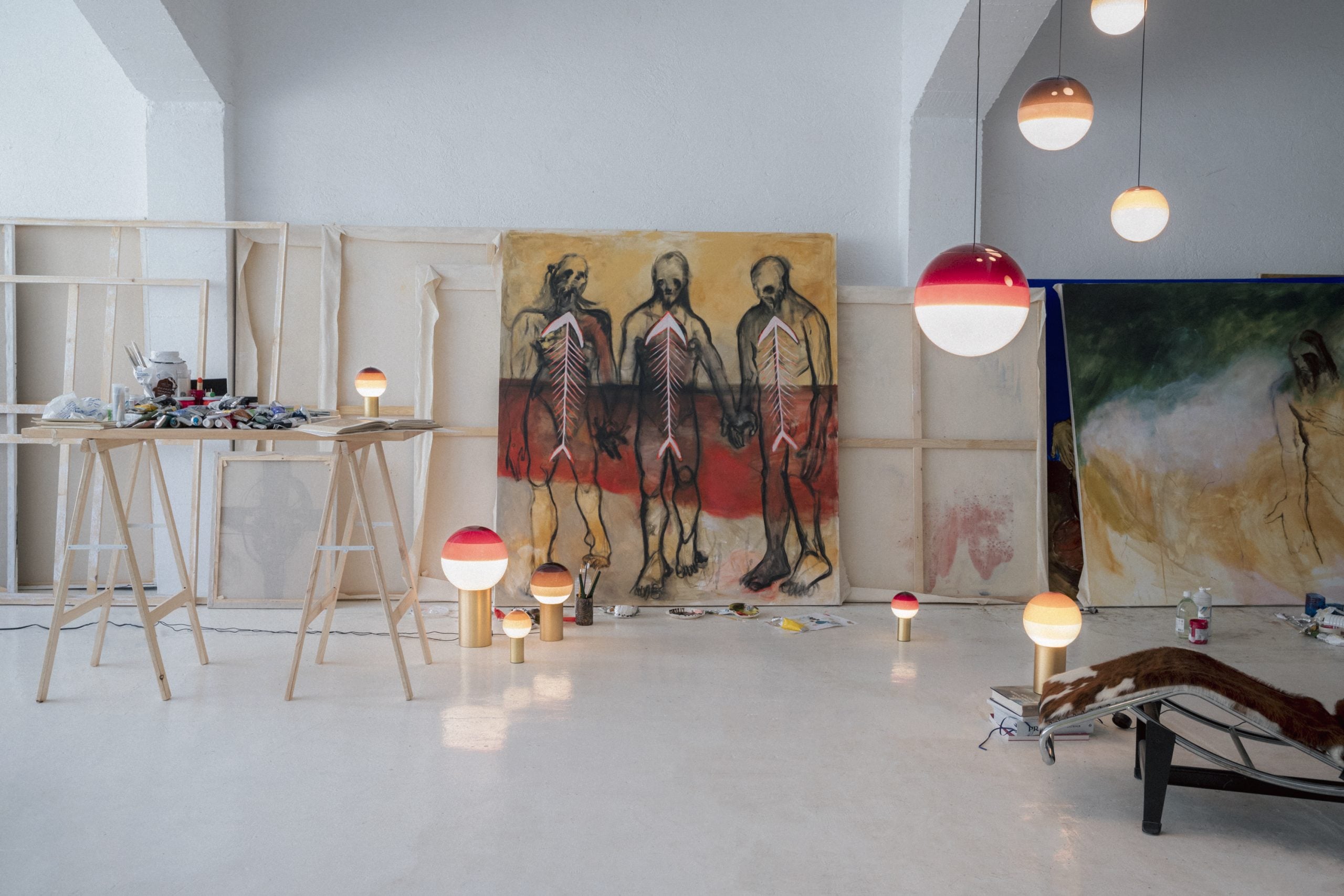 Stolná lampa DIPPING burgundová so zlatým podstavcom