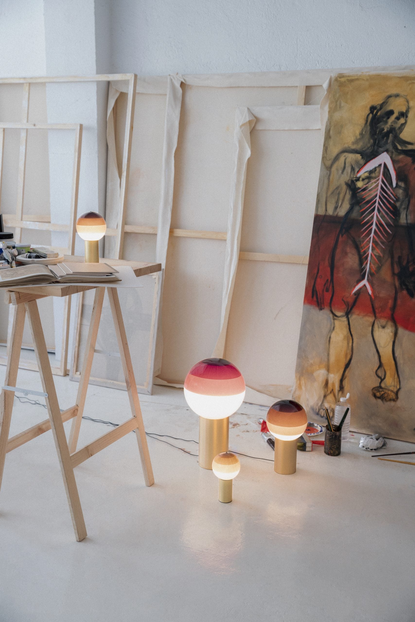 Stolná lampa DIPPING burgundová so zlatým podstavcom