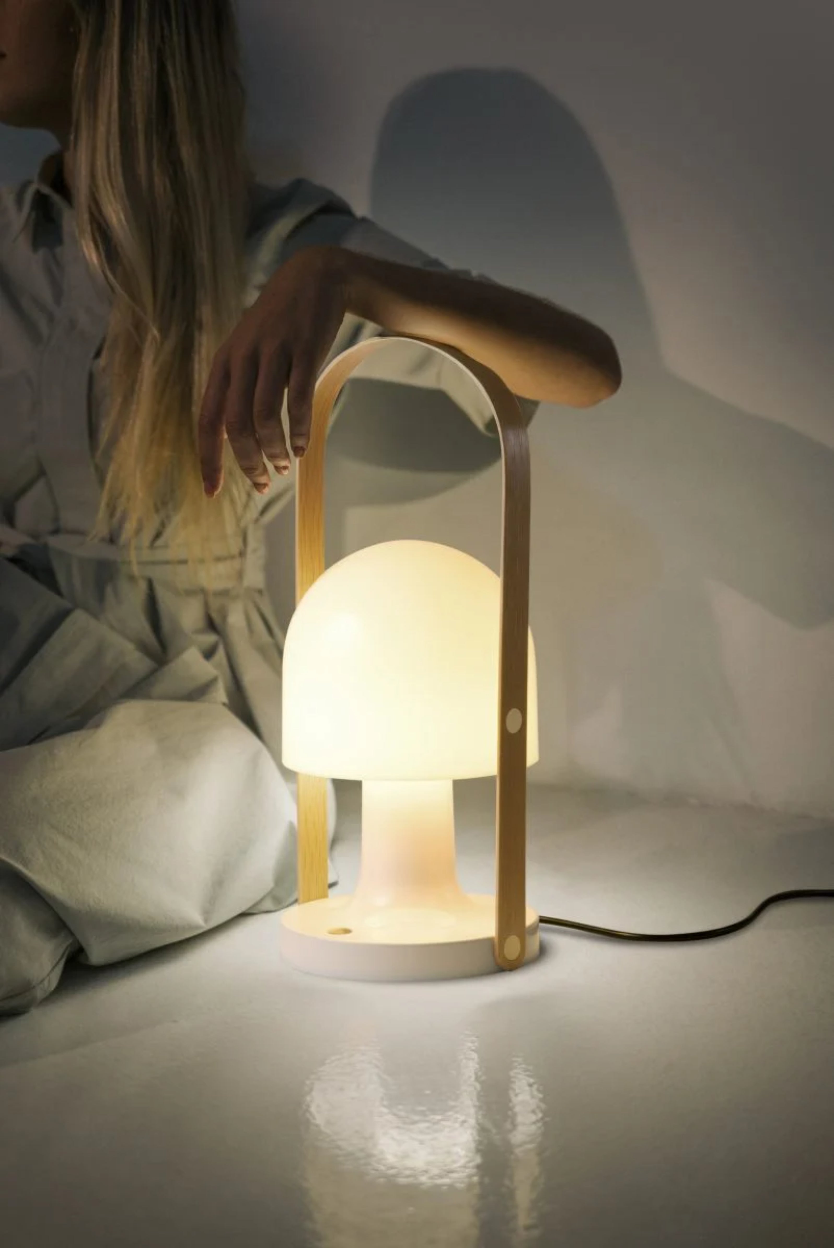 Stolná lampa FOLLOWME PLUS biela s hnedou