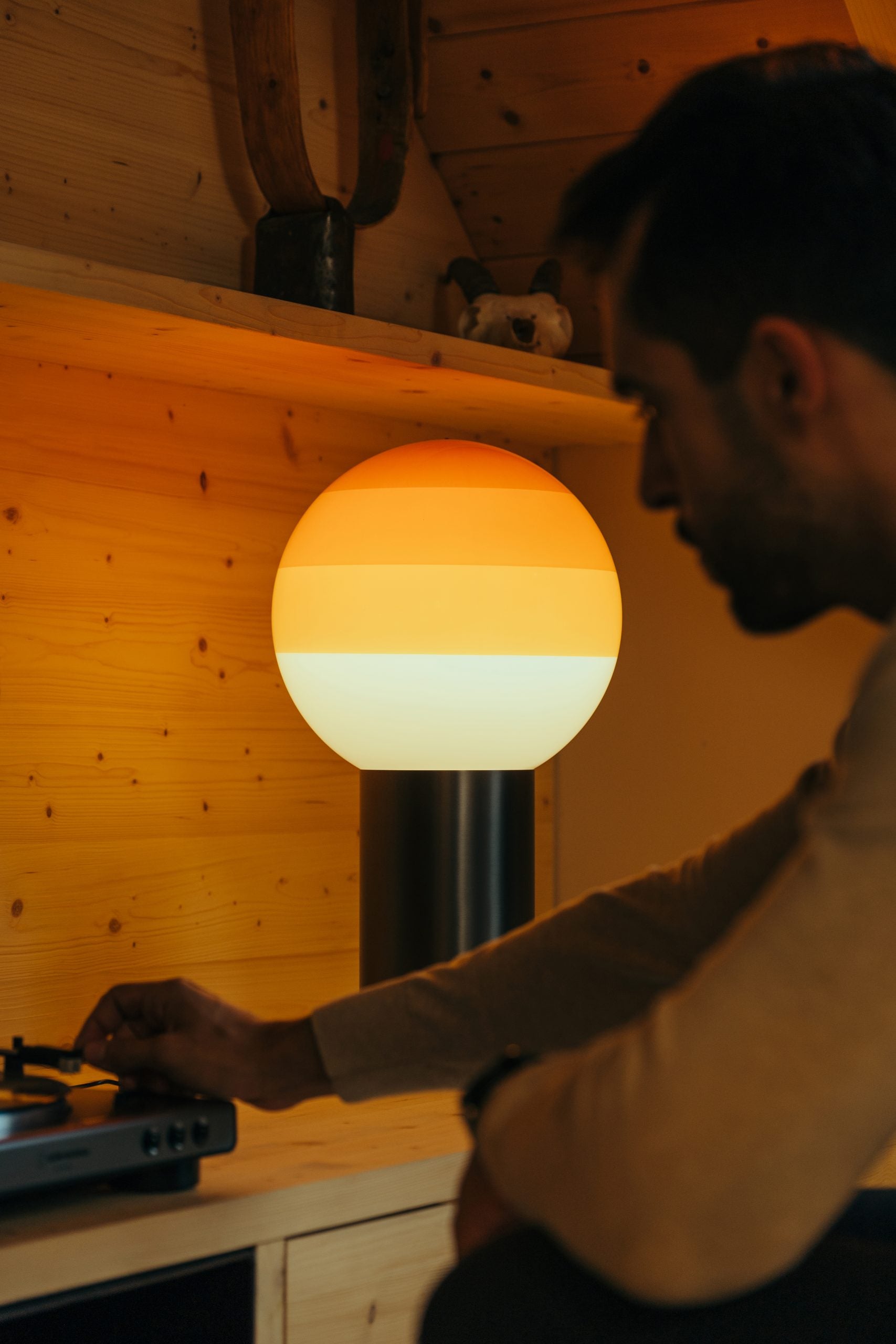 Lampa stołowa DIPPING bursztynowy ze złotą podstawą