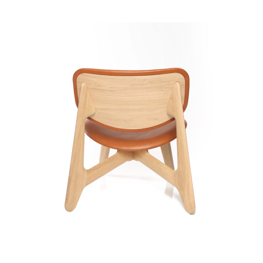 Fotel SLAB z koňakovou kožou a dubovou základňou