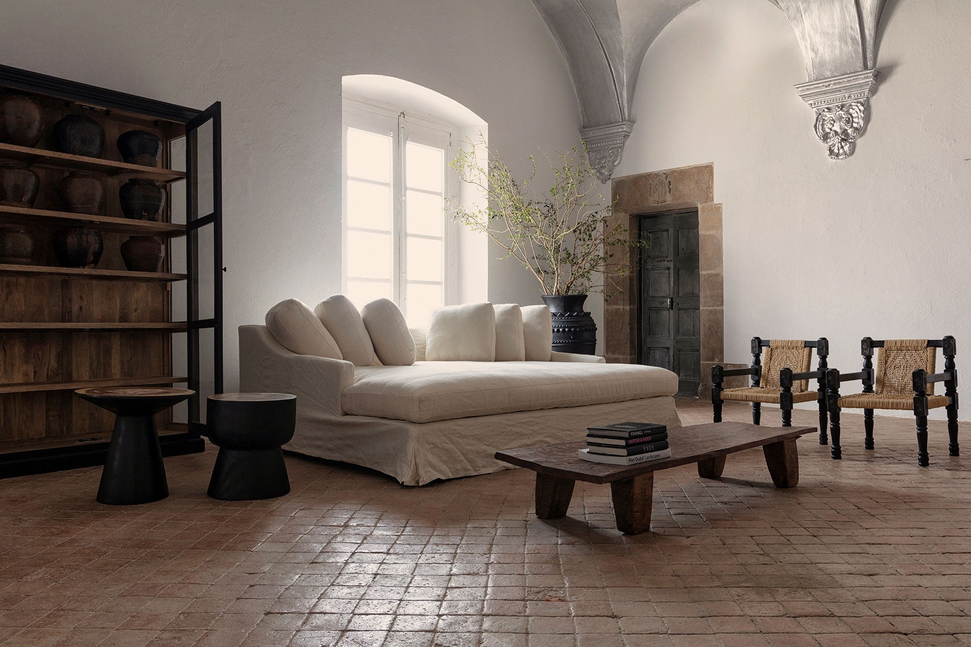 Stolik boczny ARUSA czarne drewno suar