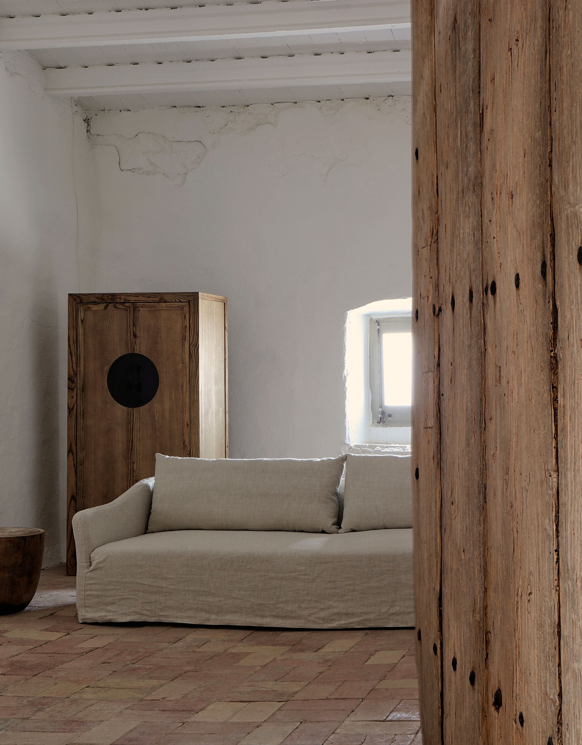 Bočný stolík CHITSA z tropického dreva