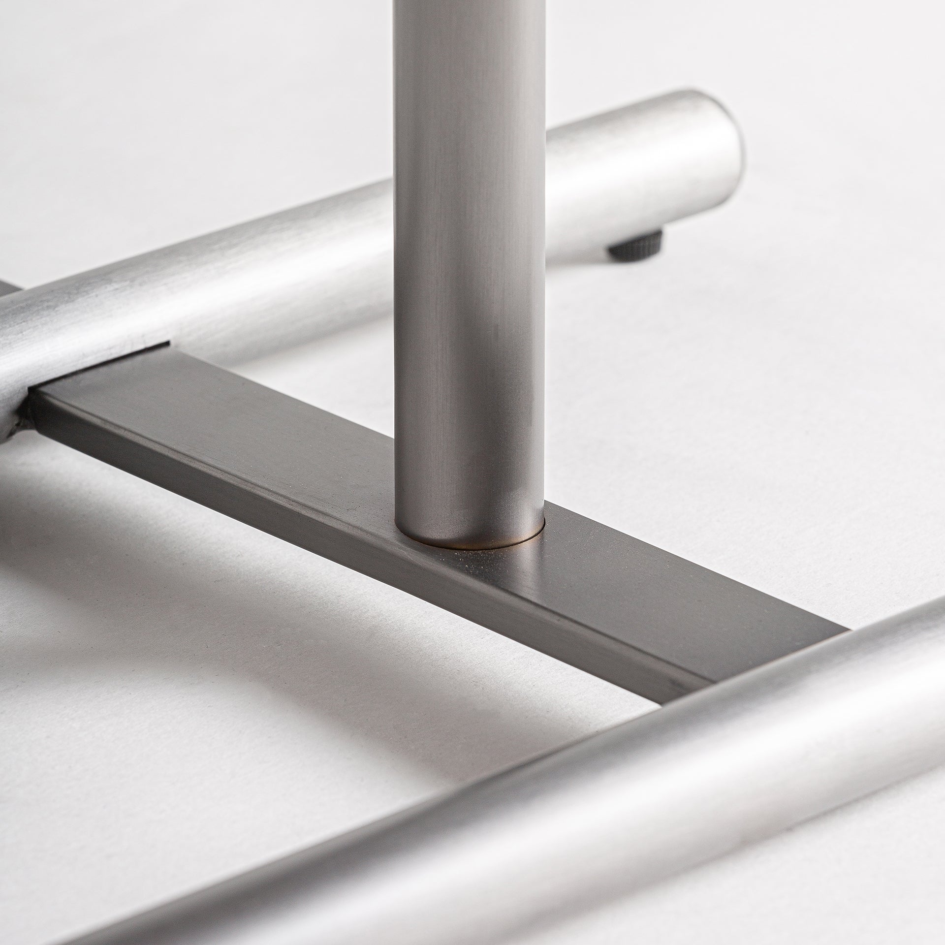 Bočný stolík GEISINGEN hnedá ekokoža so železnou základňou