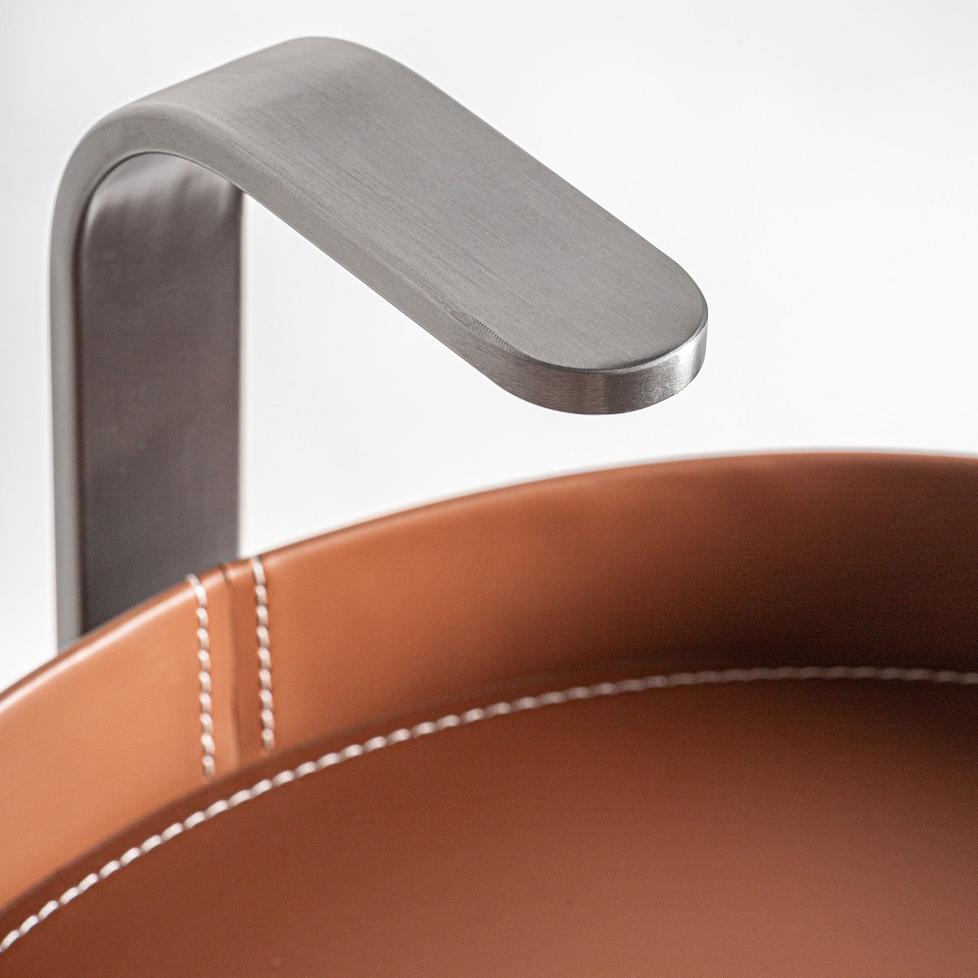 Bočný stolík GEISINGEN hnedá ekokoža so železnou základňou