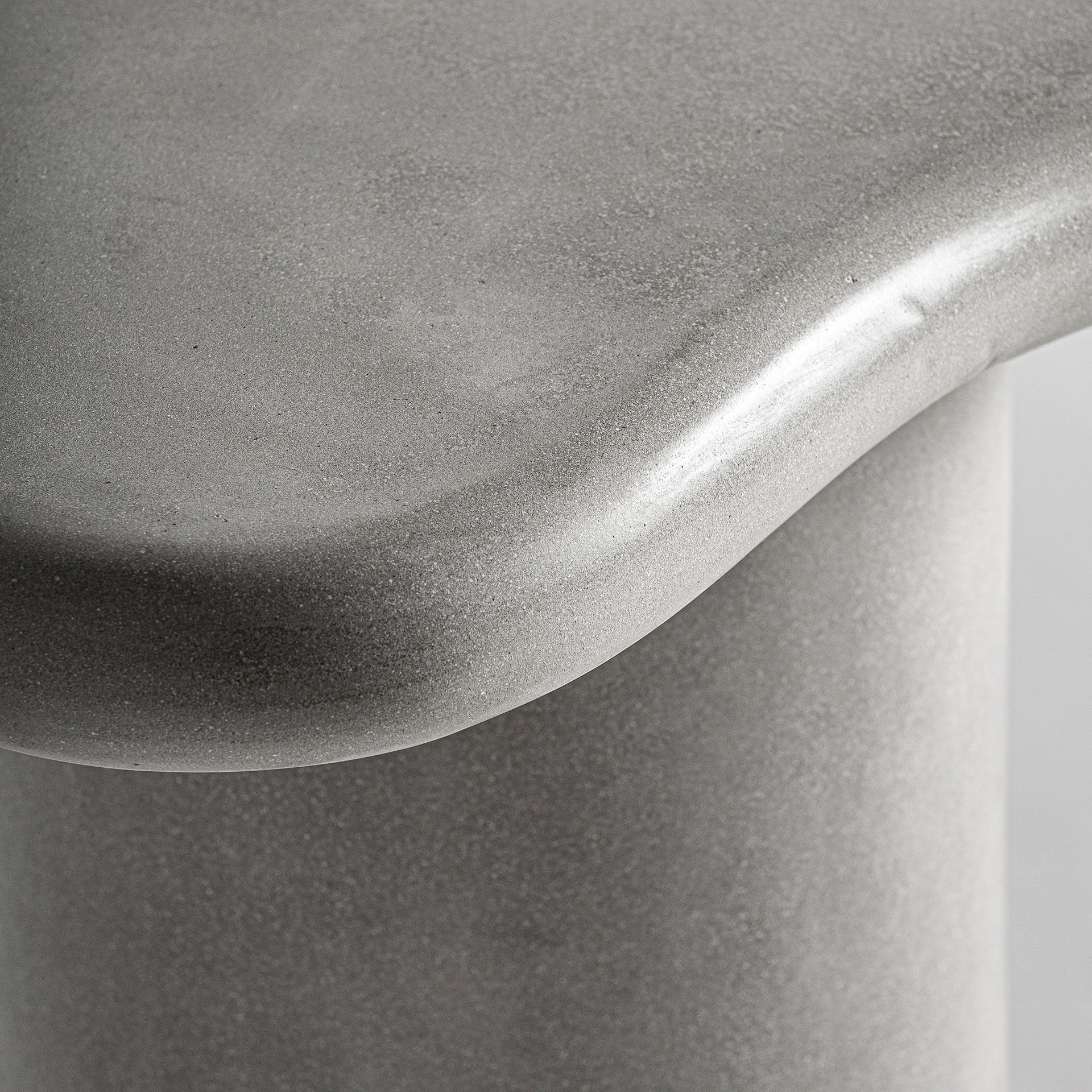 Bočný stolík VYTINA šedý