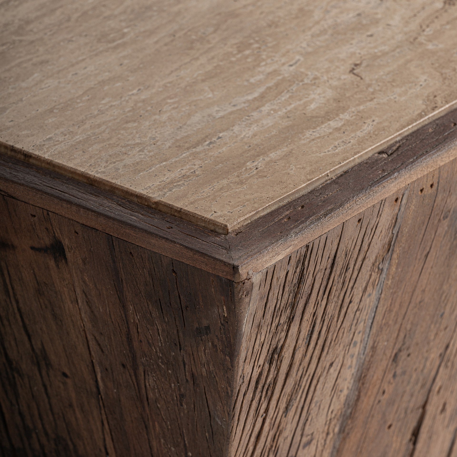 Kávový stolík MERKEM z recyklovaného dreva s travertínovou doskou