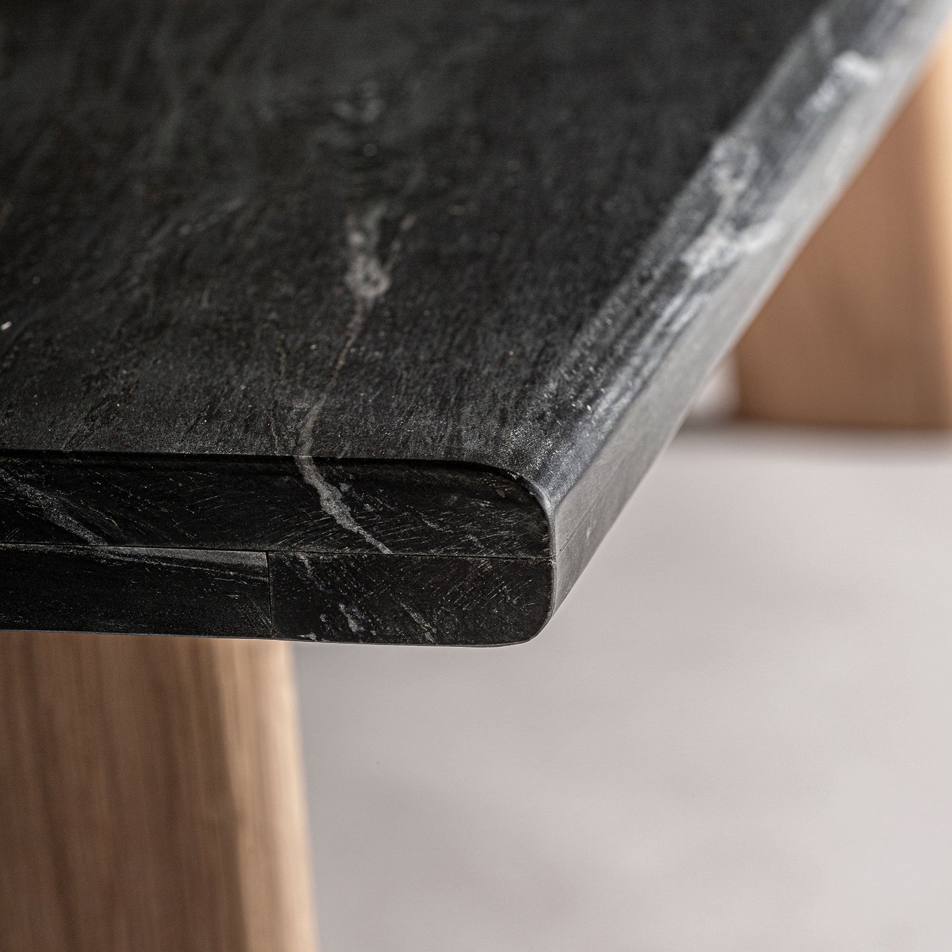 Kávový stolík NARA z dubového dreva s čiernou mramorovou doskou