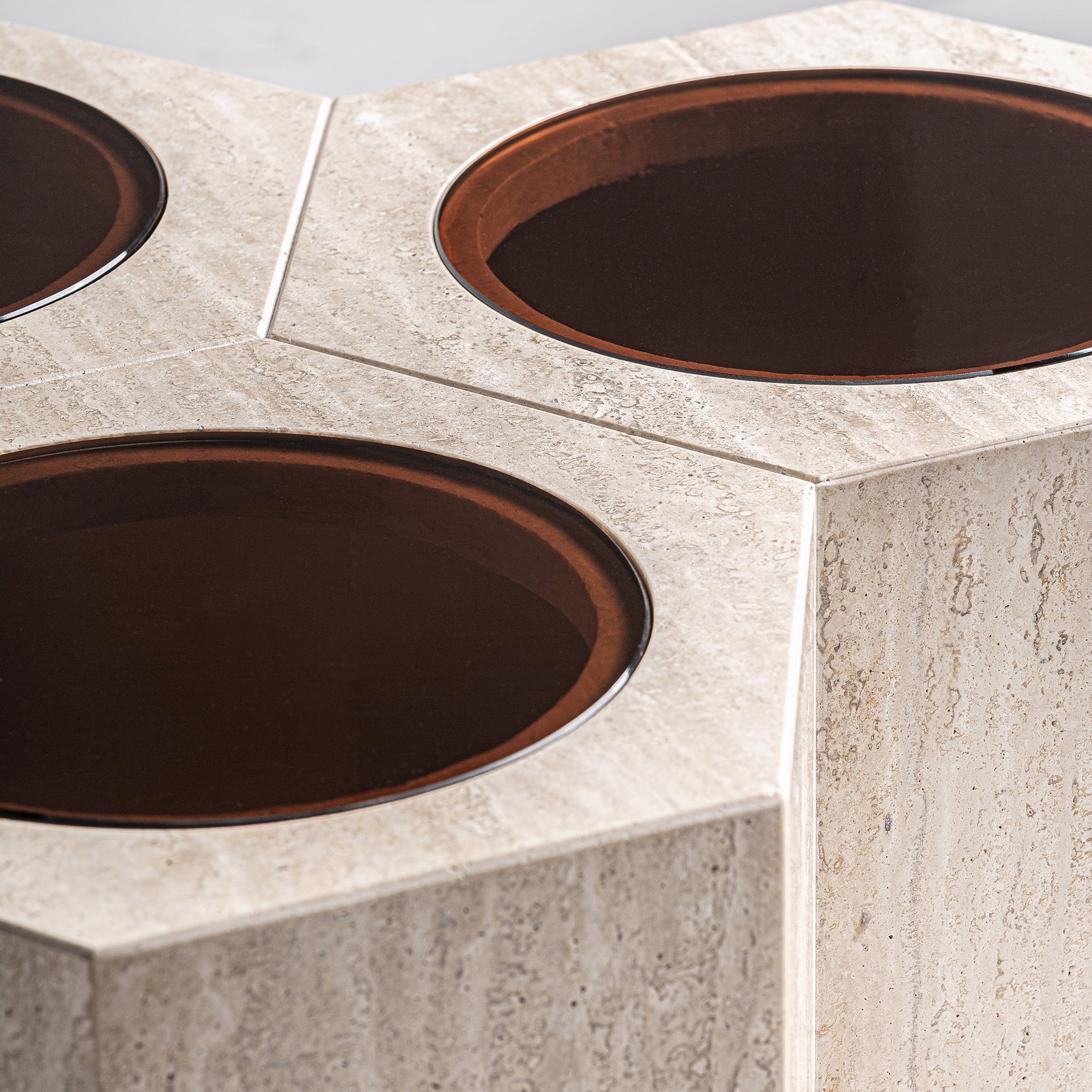 Kávový stolík THIENNES travertín s hnedým sklom