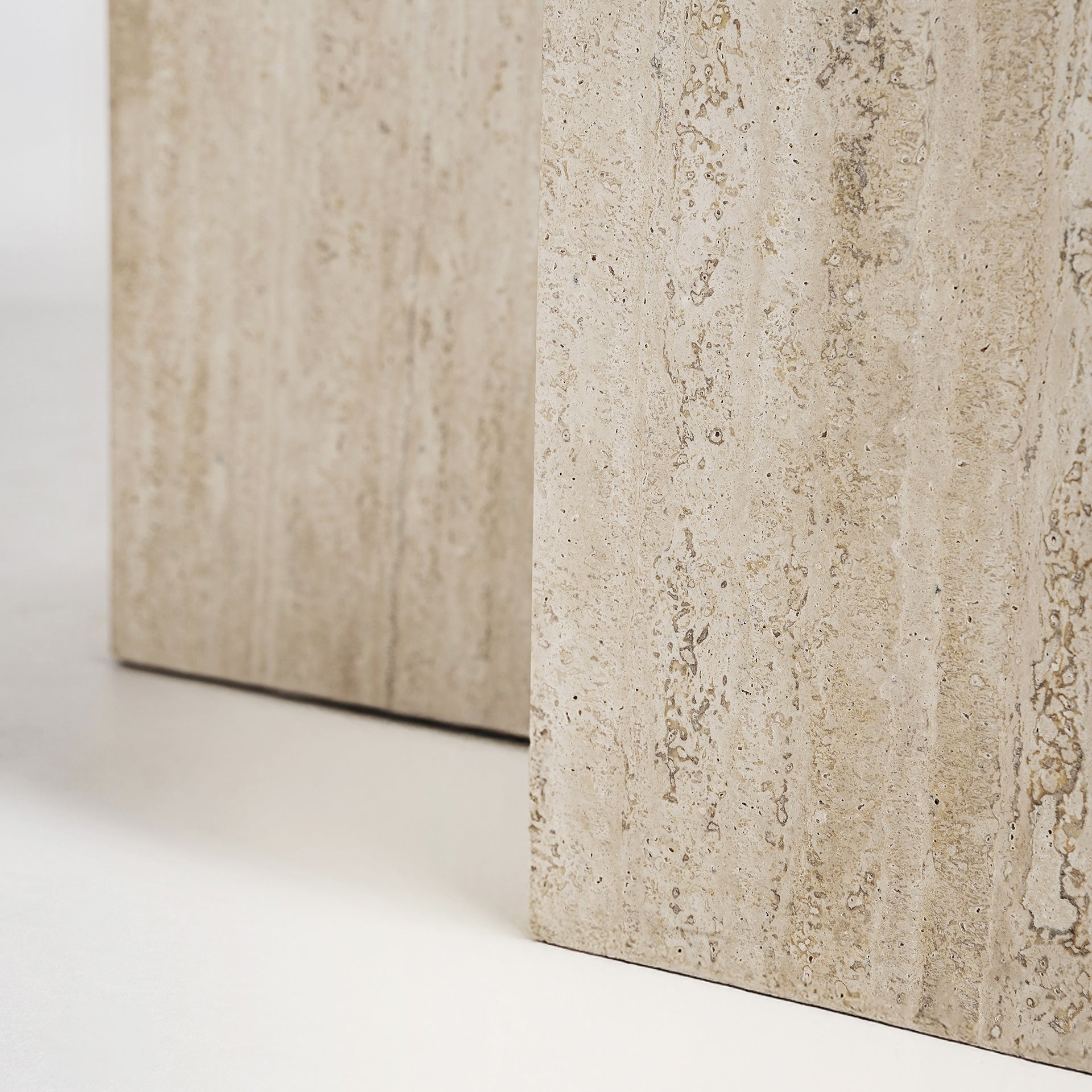 Kávový stolík THIENNES travertín s hnedým sklom