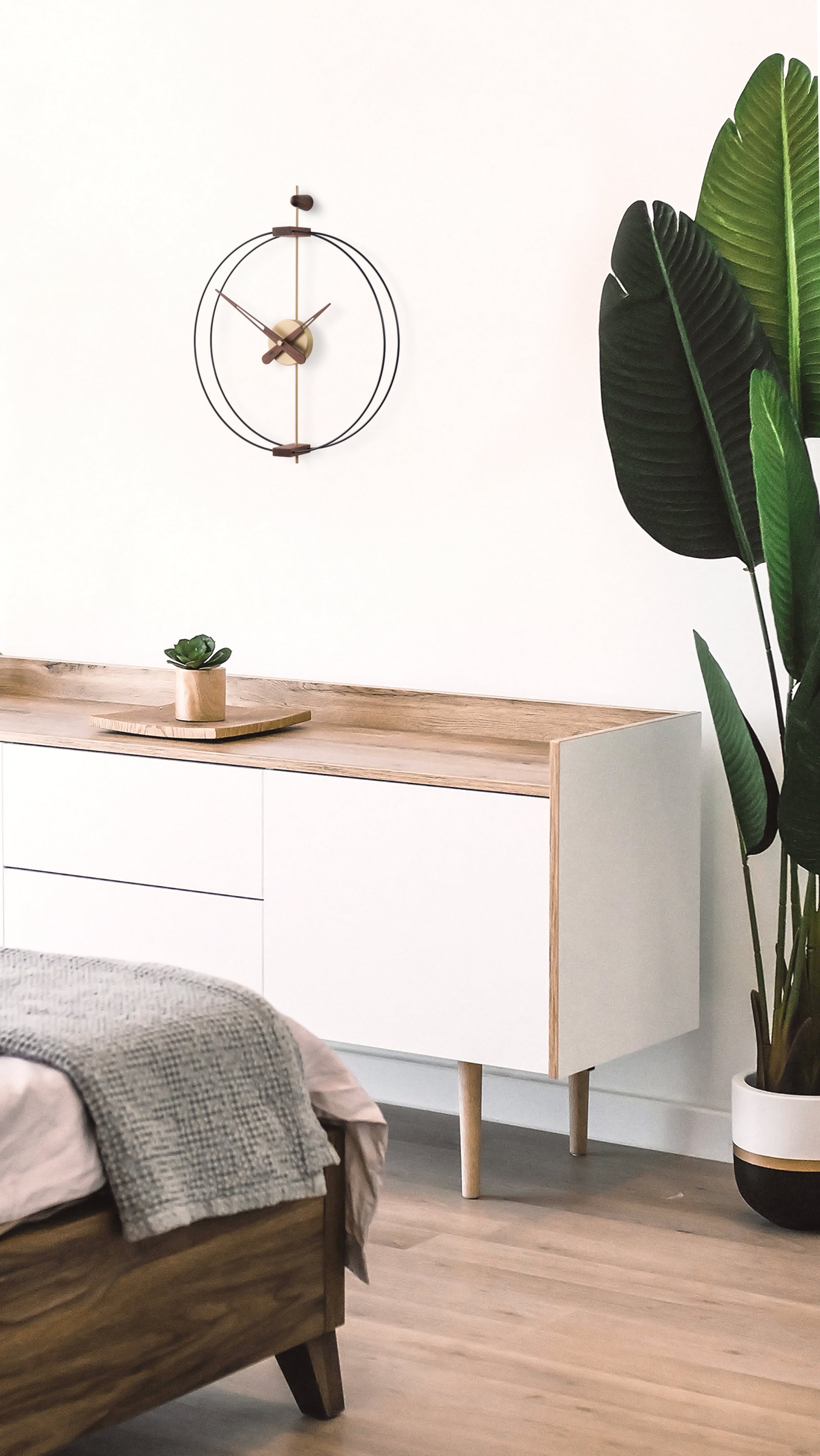 Nástenné hodiny MICRO BARCELONA orechové drevo s čiernou a mosadznou