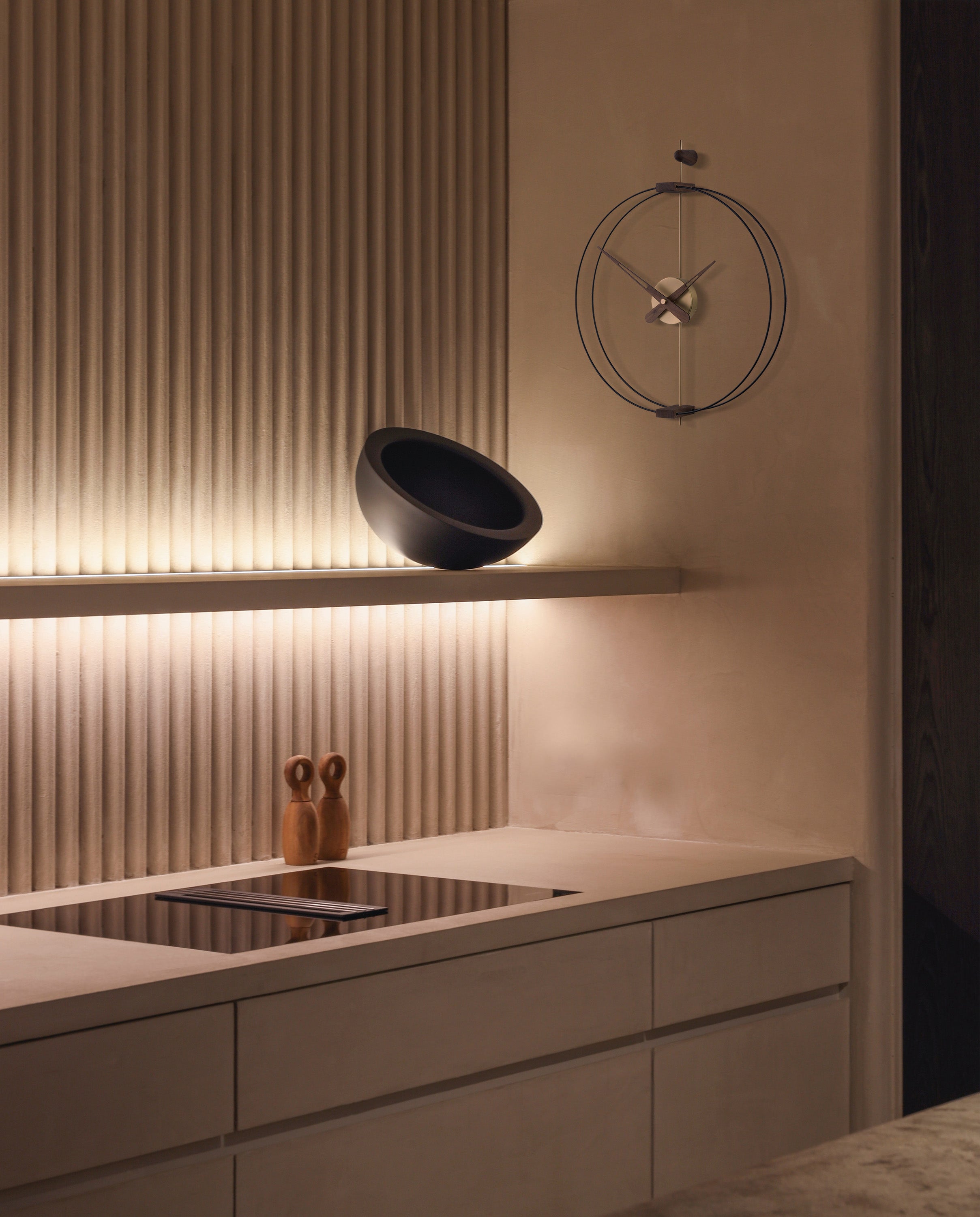 Nástenné hodiny MICRO BARCELONA orechové drevo s čiernou a mosadznou