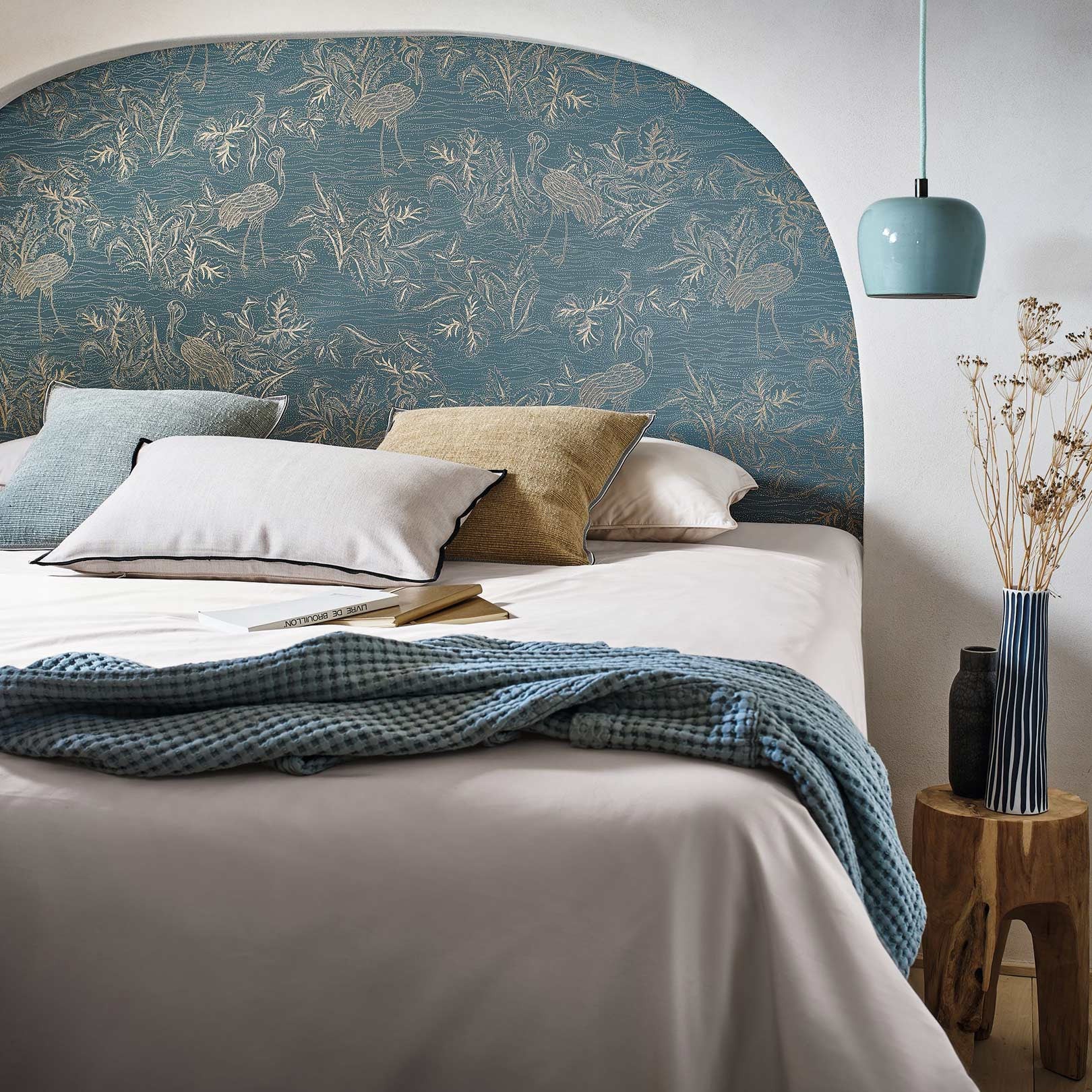 Structural wallpaper with a plant and animal motif MIRADOR - BLEU PERSAN/DORÉ blue with gold