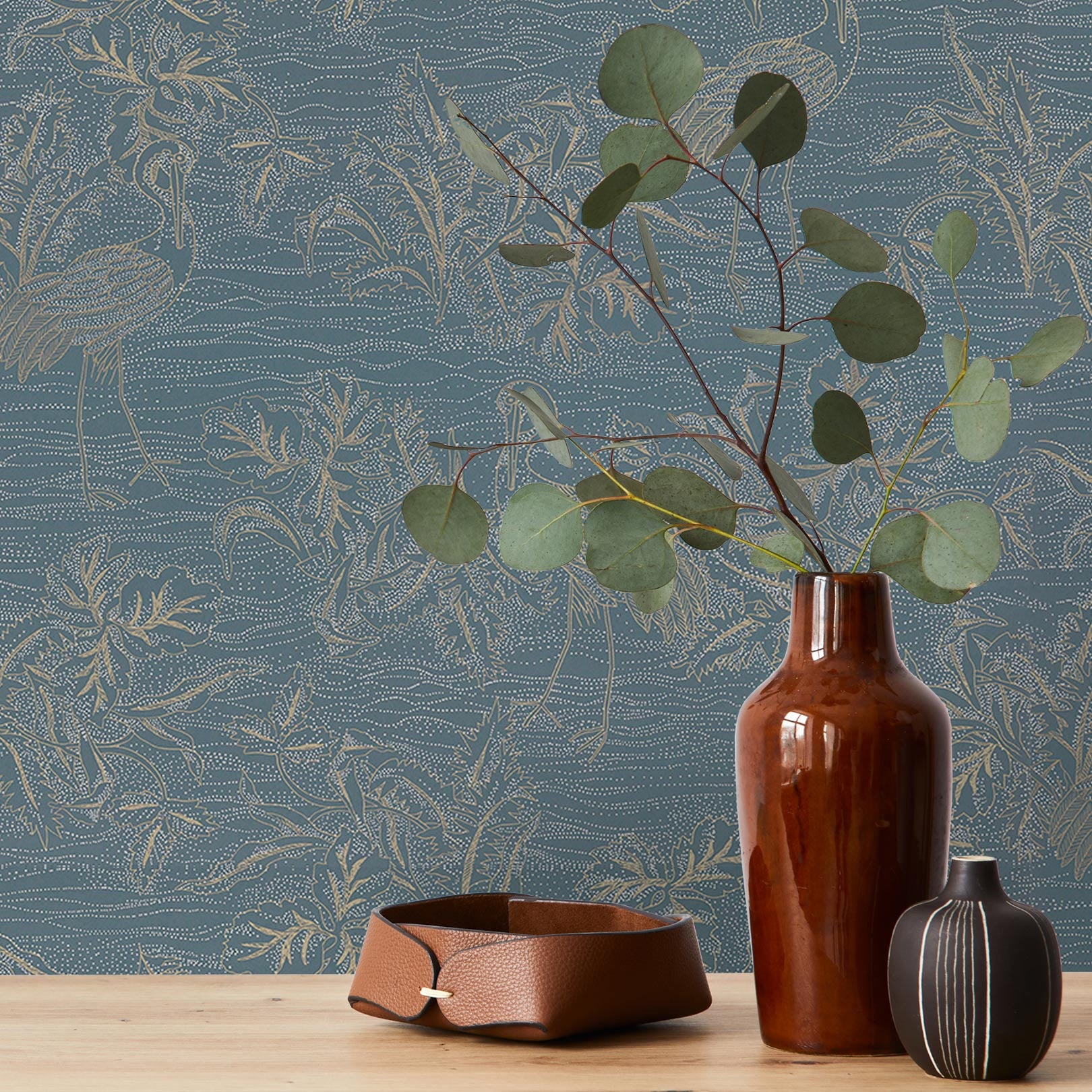 Structural wallpaper with a plant and animal motif MIRADOR - BLEU PERSAN/DORÉ blue with gold