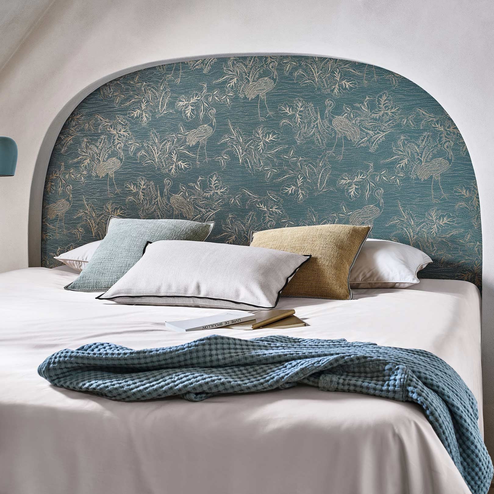 Structural wallpaper with a plant and animal motif MIRADOR - BLEU PERSAN/DORÉ blue with gold