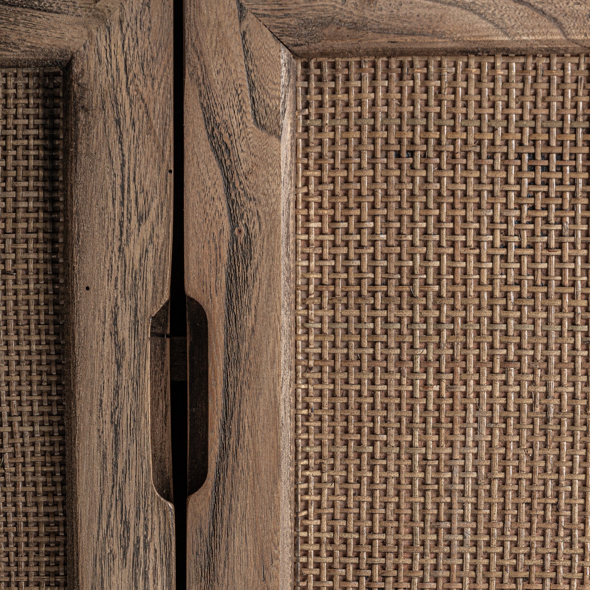 RTV skrinka BYREMO z orechového dreva