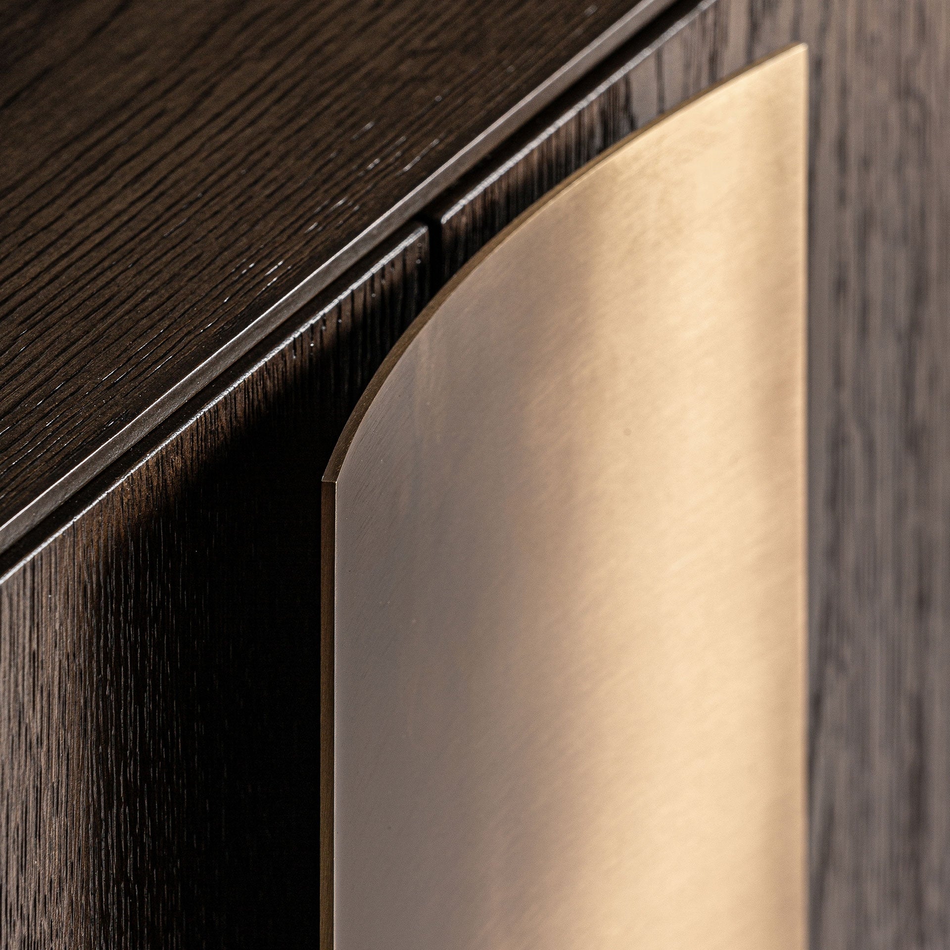 RTV skrinka TREIGNAC z dubového dreva so zlatým podstavcom