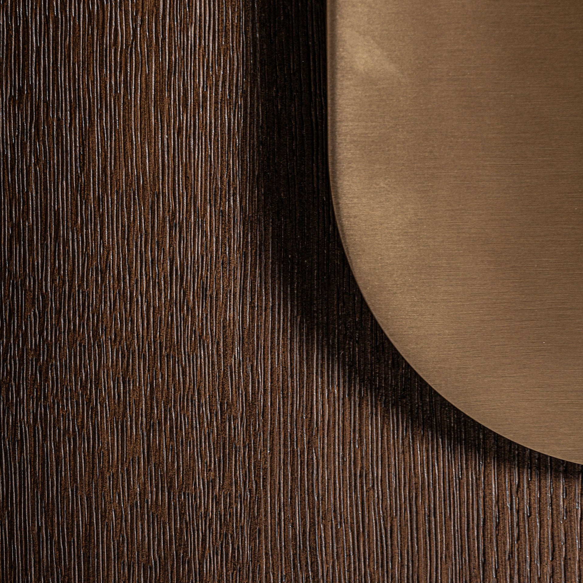 RTV skrinka TREIGNAC z dubového dreva so zlatým podstavcom