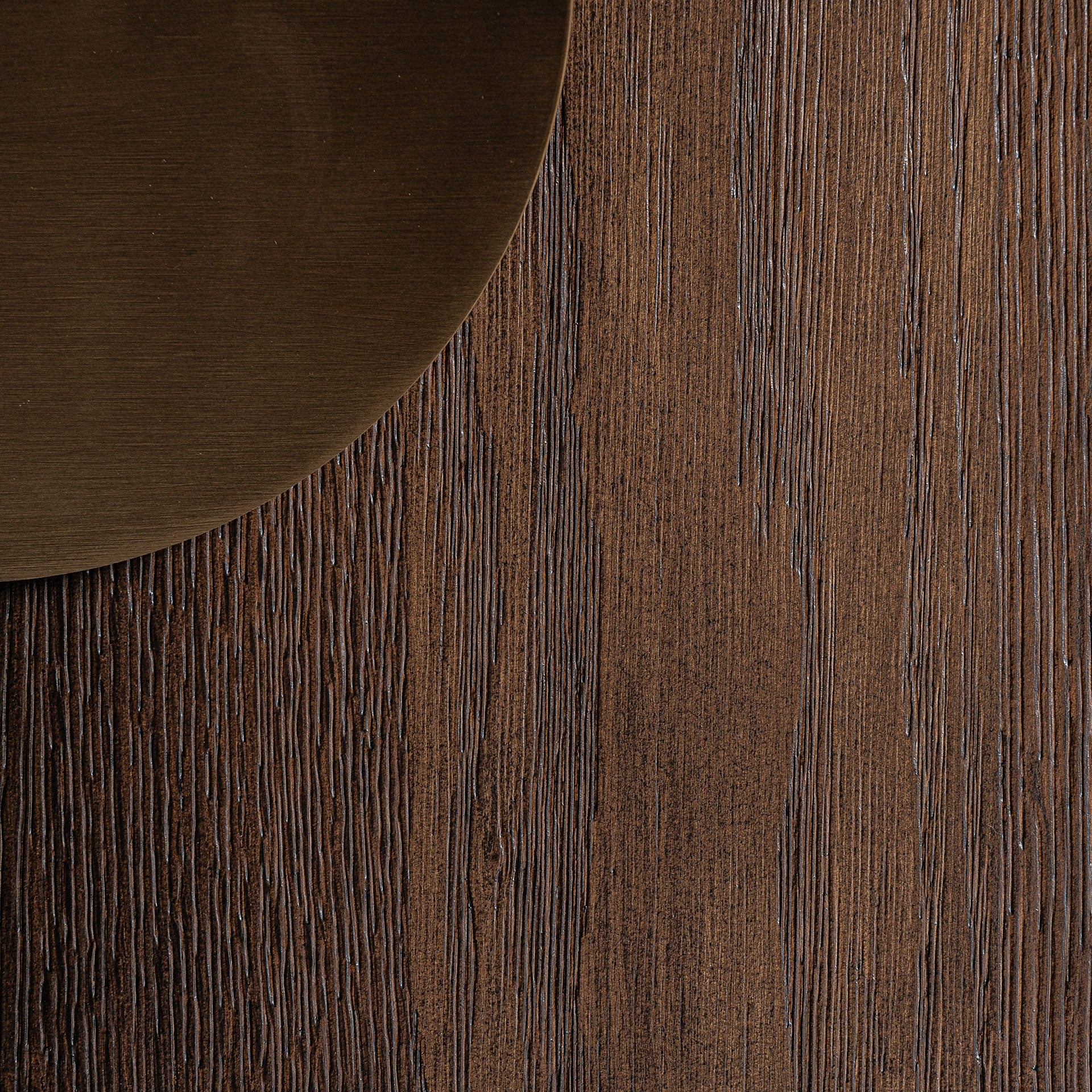 RTV skrinka TREIGNAC z dubového dreva so zlatým podstavcom