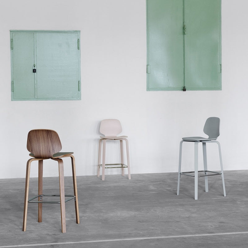 Čalúnená barová stolička MY s čiernym podstavcom